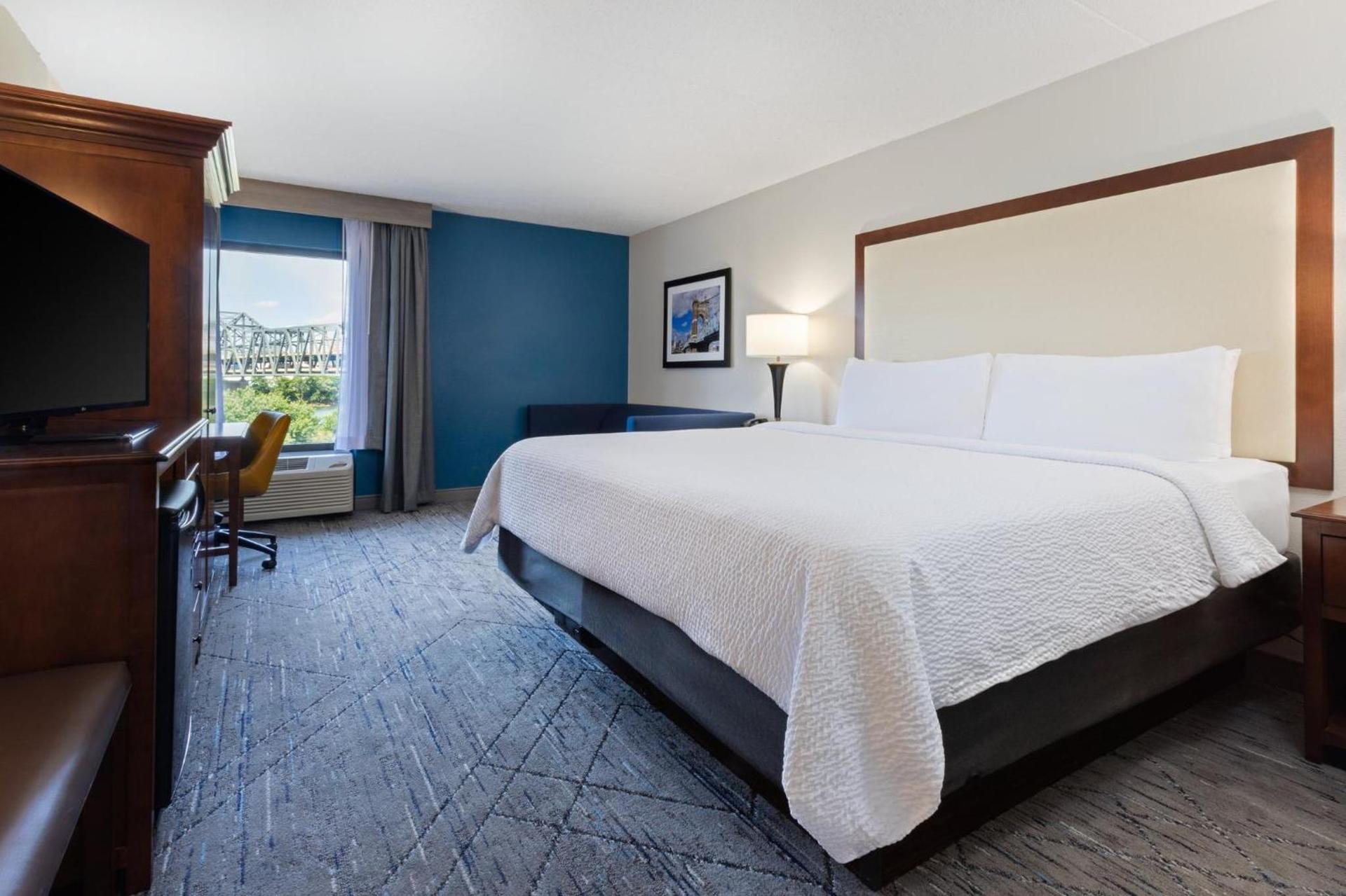 Holiday Inn Express & Suites Cincinnati Riverfront by IHG photo 79