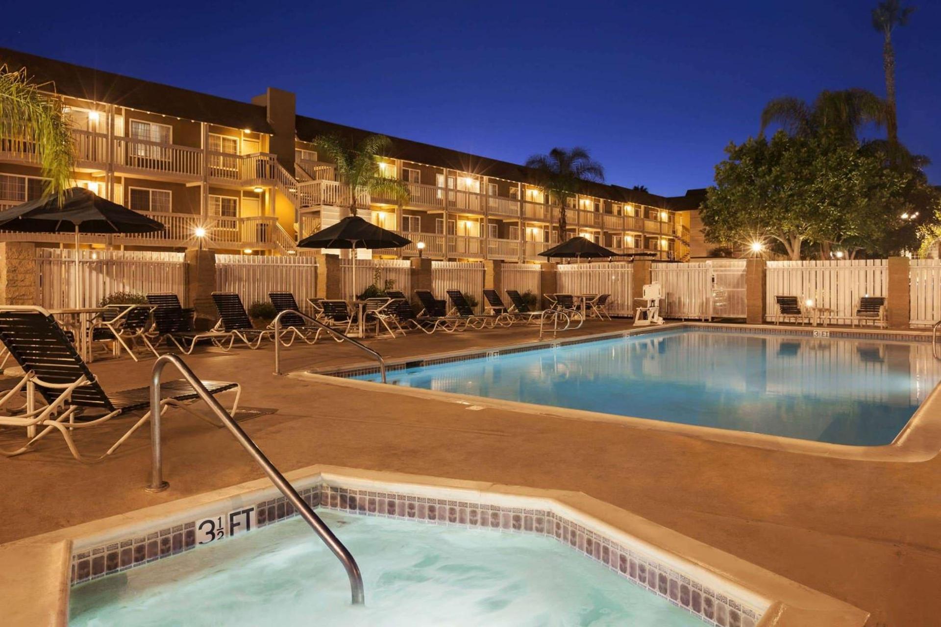 Ramada by Wyndham Costa Mesa/Newport Beach photo 3