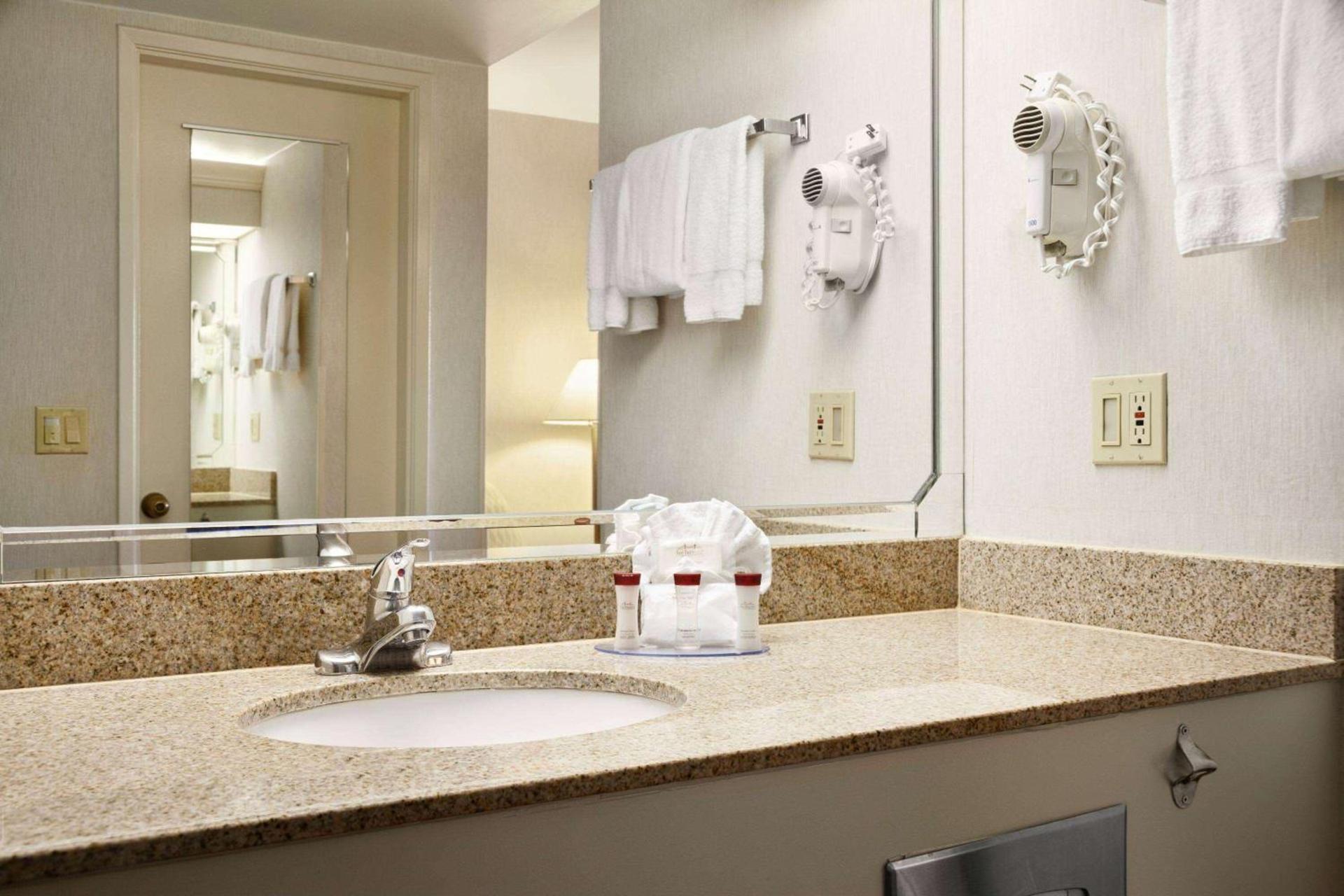 Ramada by Wyndham Costa Mesa/Newport Beach photo 5