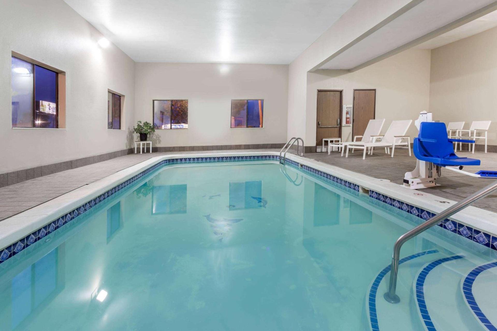 Travelodge by Wyndham Longmont photo 5