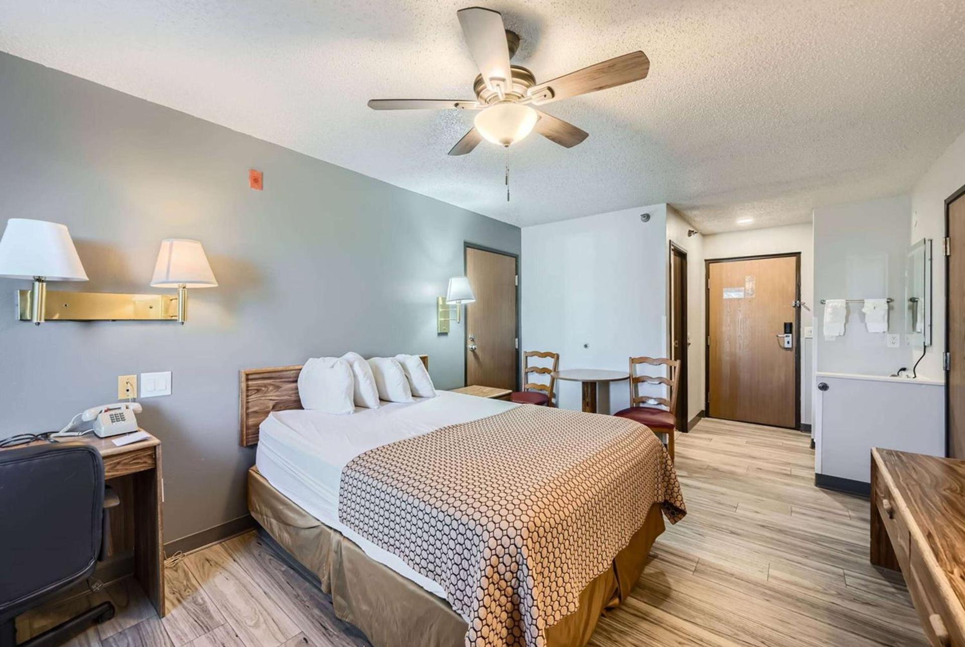 Travelodge by Wyndham Longmont photo 9