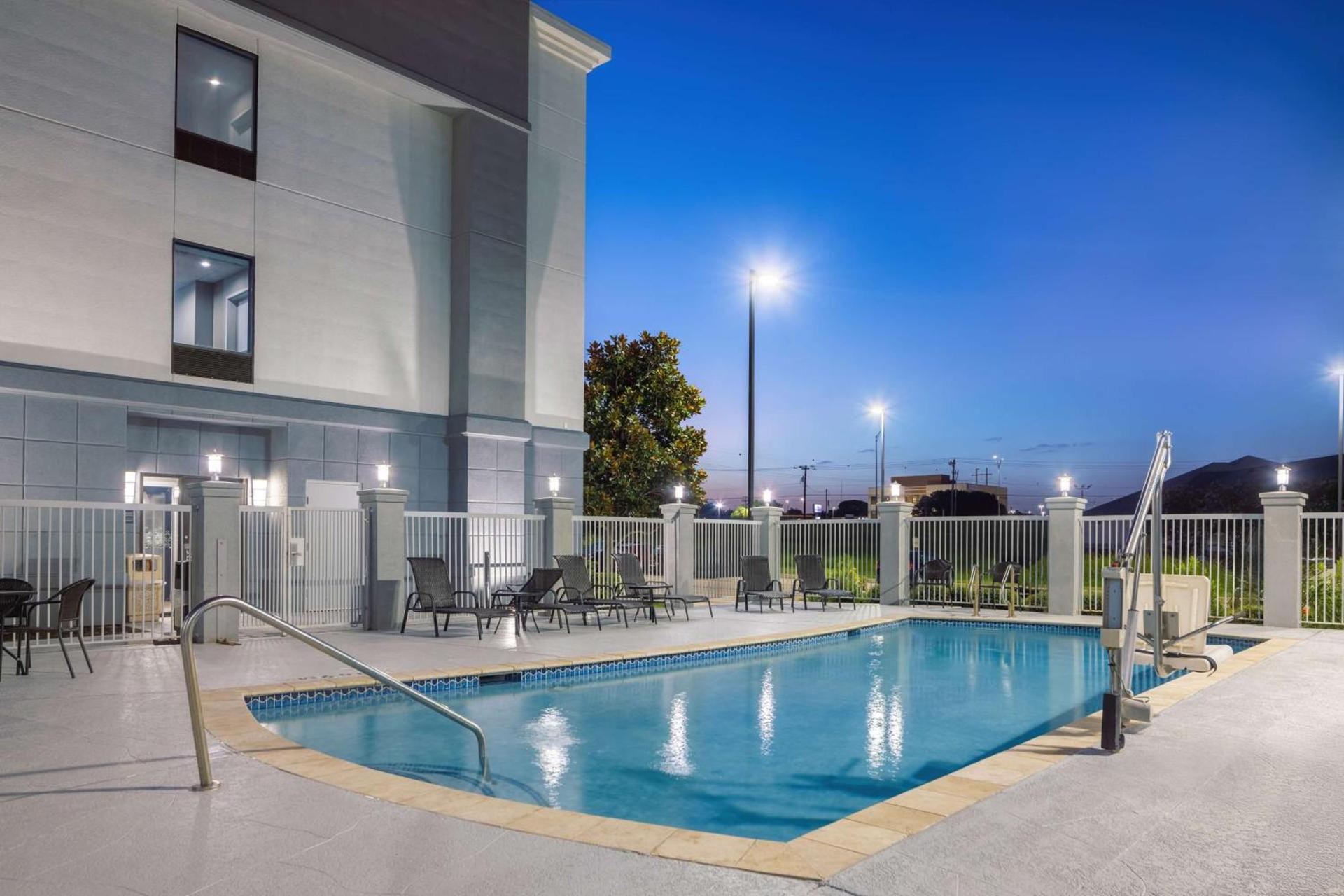 Hampton Inn & Suites Brenham photo 6