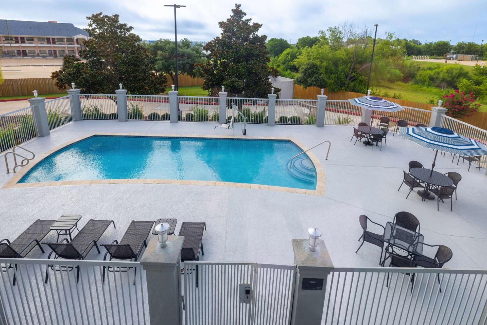 Hampton Inn & Suites Brenham photo 7