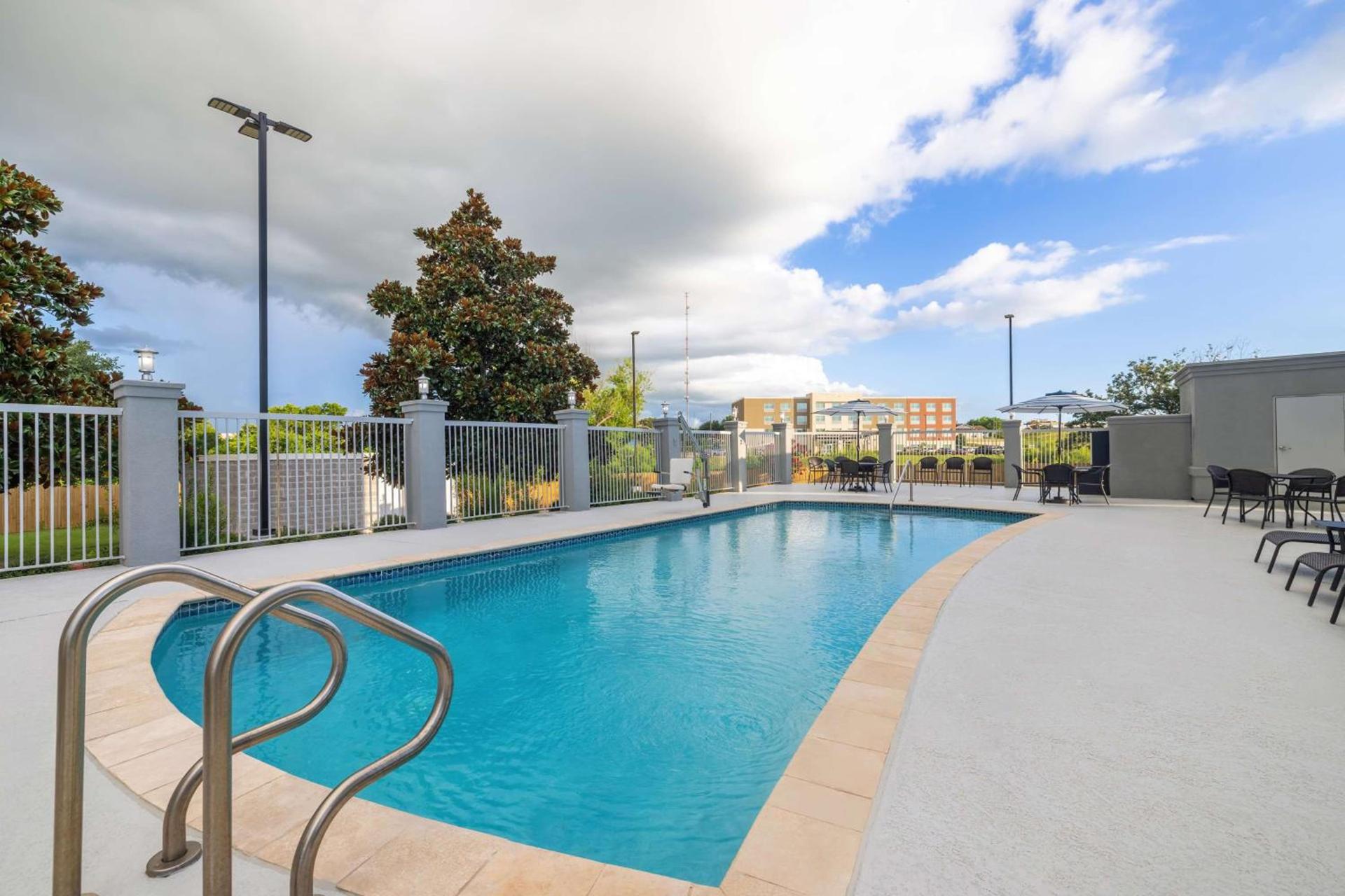 Hampton Inn & Suites Brenham photo 8