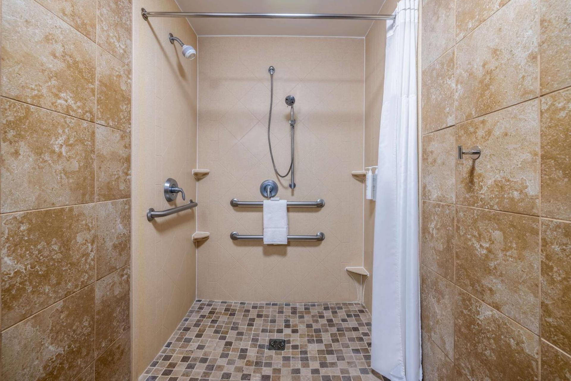 Hampton Inn & Suites Brenham photo 24