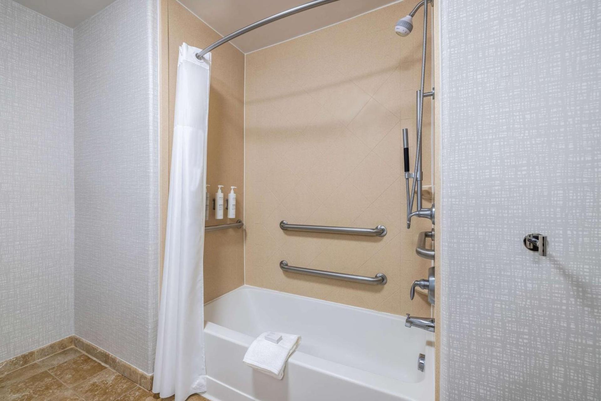 Hampton Inn & Suites Brenham photo 39