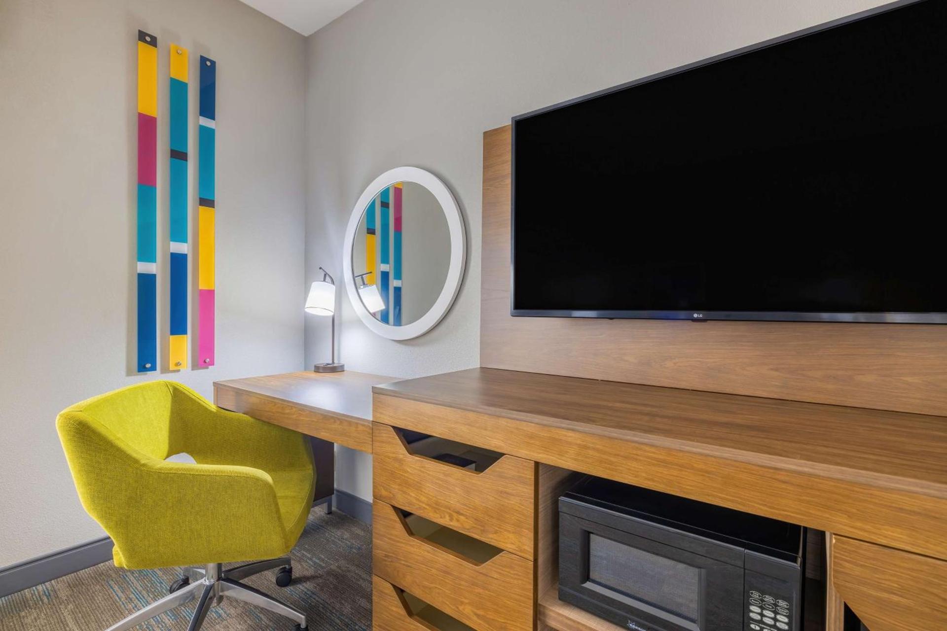 Hampton Inn & Suites Brenham photo 41