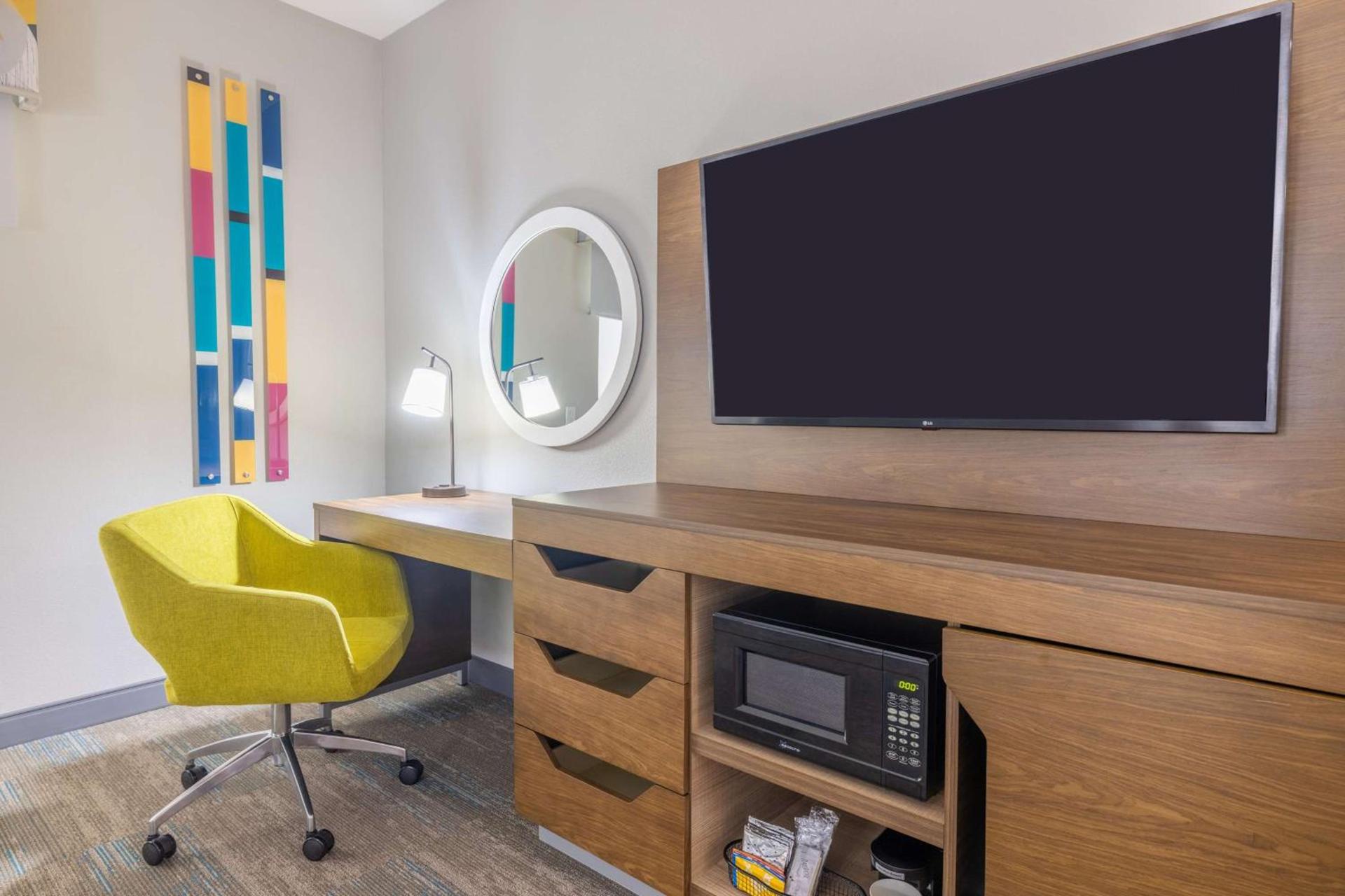 Hampton Inn & Suites Brenham photo 42
