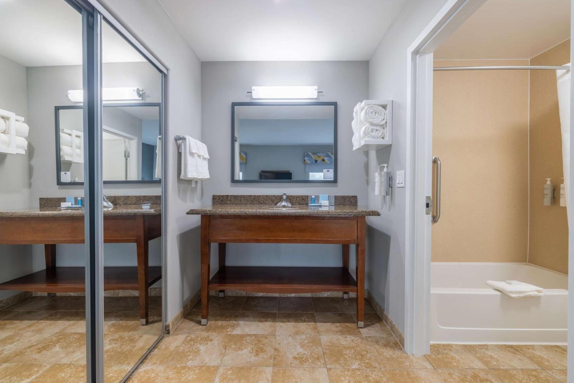 Hampton Inn & Suites Brenham photo 44