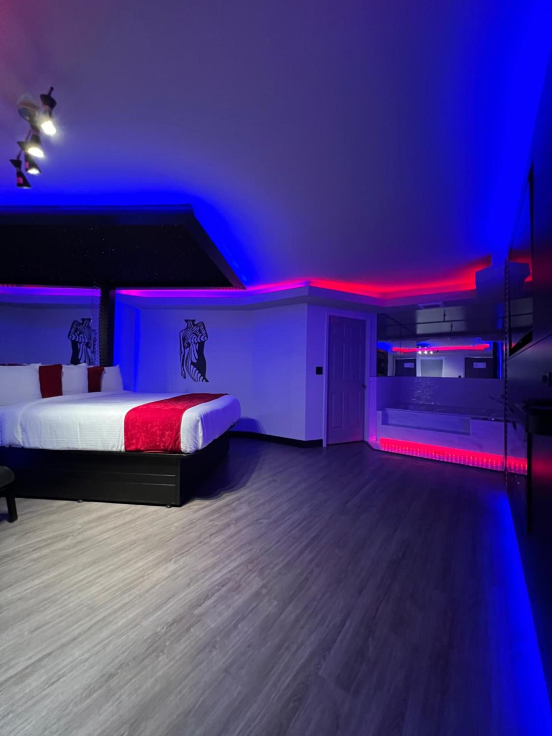 Imperial Suites, Adults Only photo 27