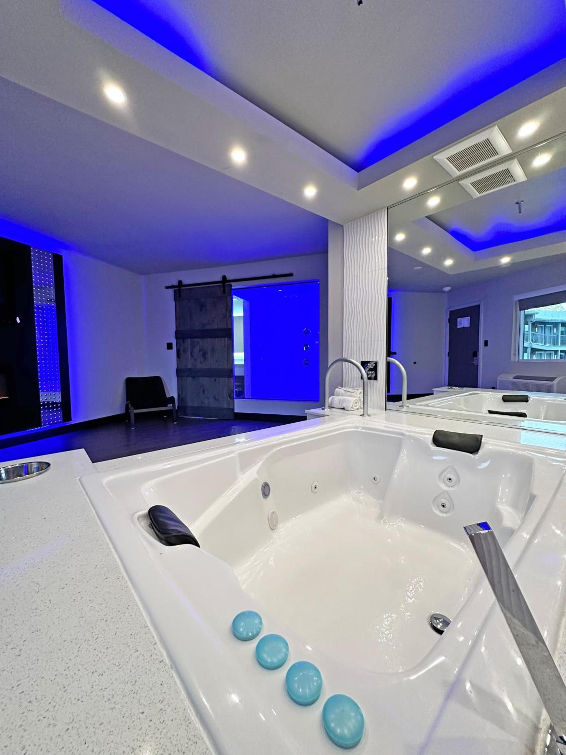 Imperial Suites, Adults Only photo 13