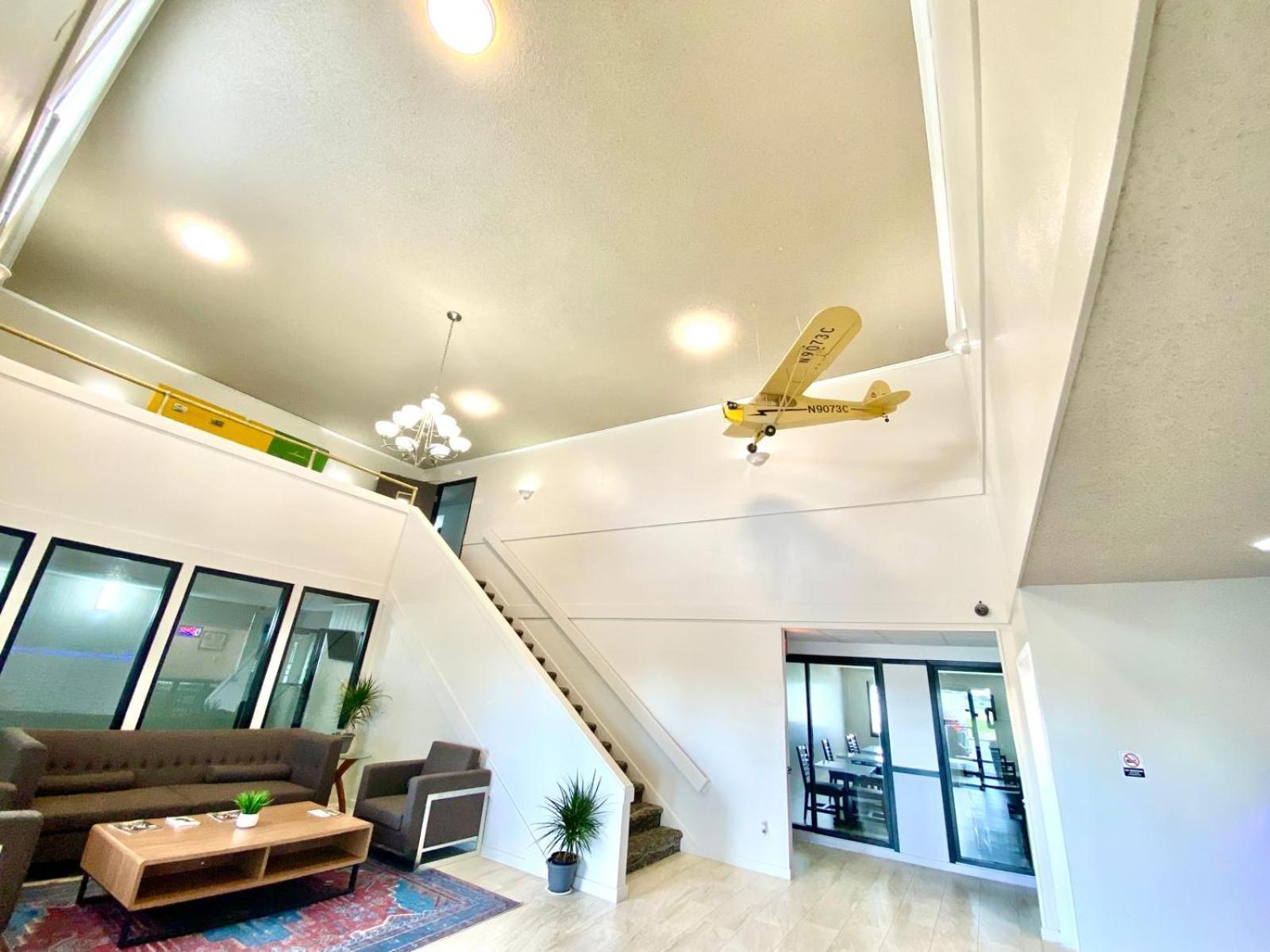 Super 8 by Wyndham Oshkosh Airport photo 16