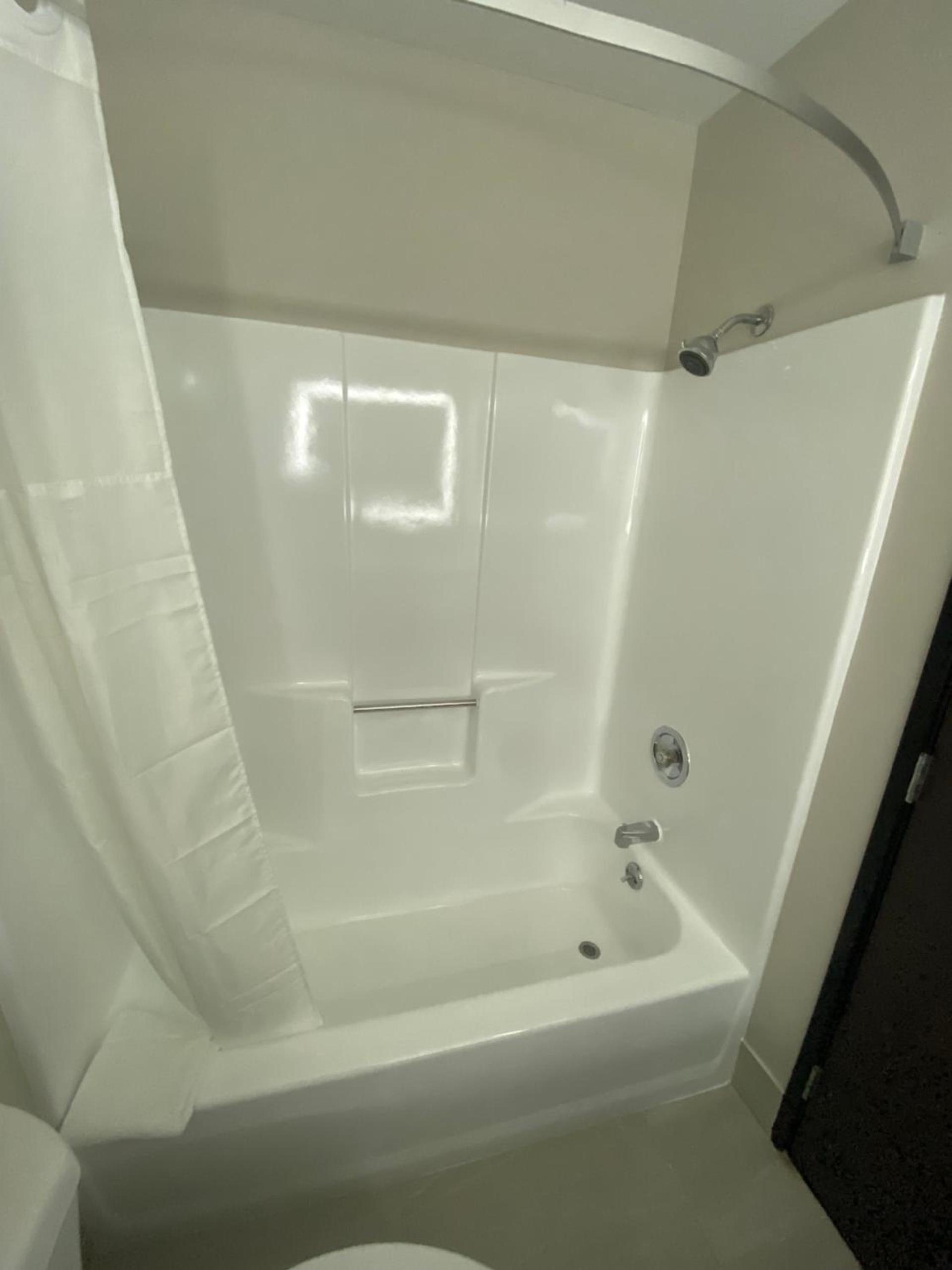 Super 8 by Wyndham Oshkosh Airport photo 15