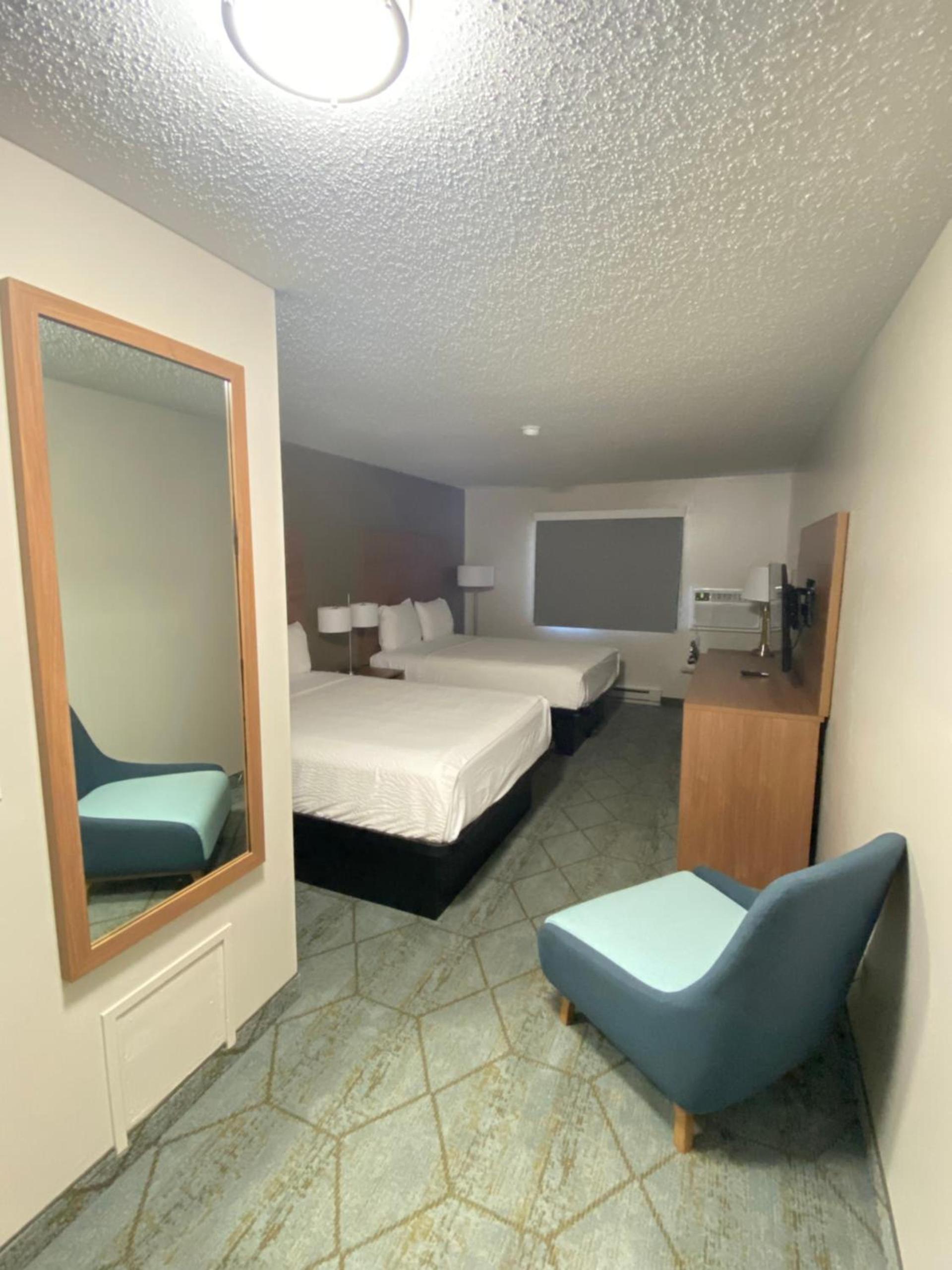 Super 8 by Wyndham Oshkosh Airport photo 10