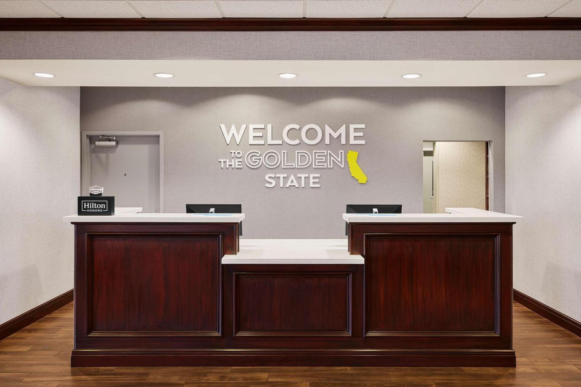 Hampton Inn & Suites Ridgecrest photo 2