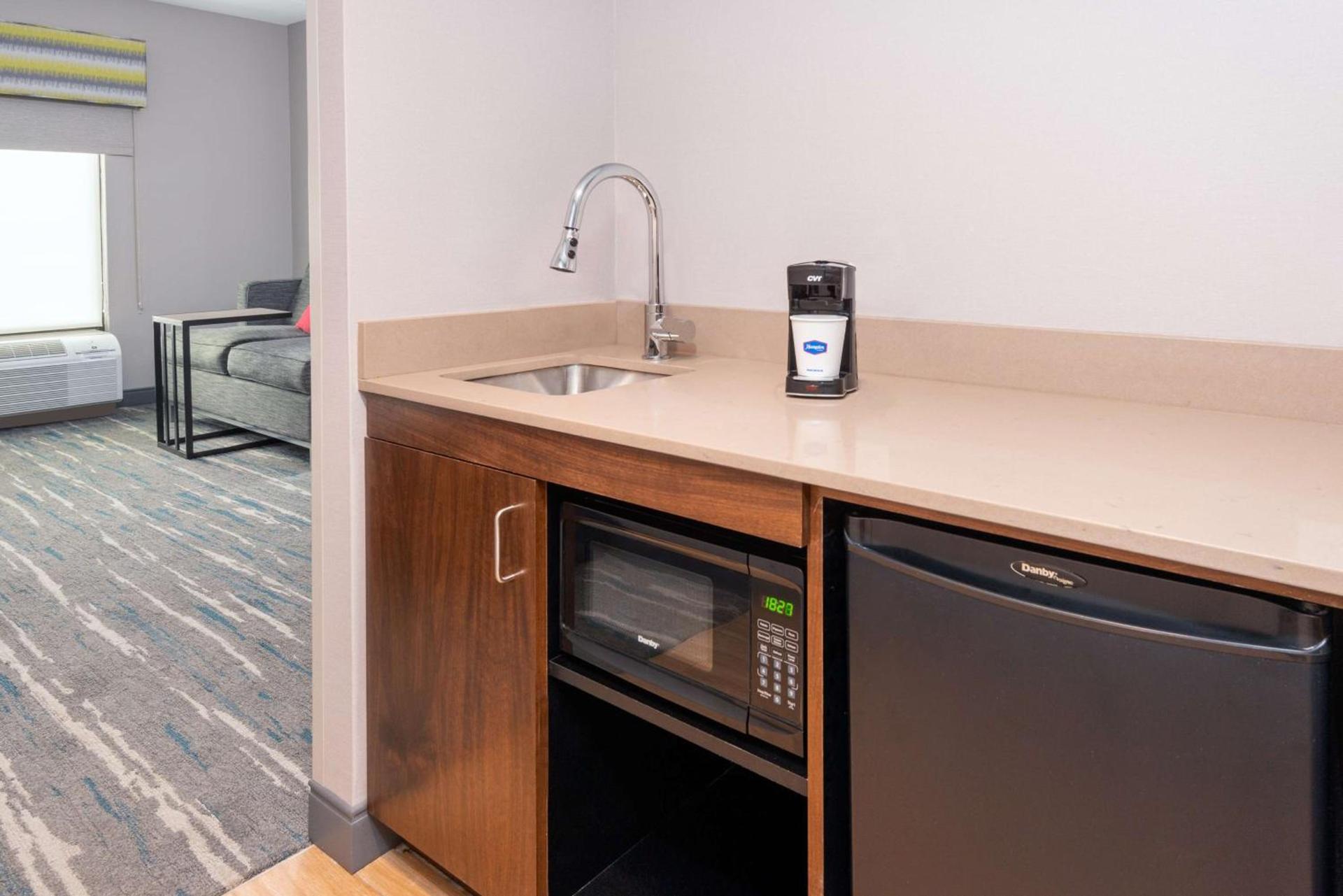 Hampton Inn Coventry-Warwick Area photo 29