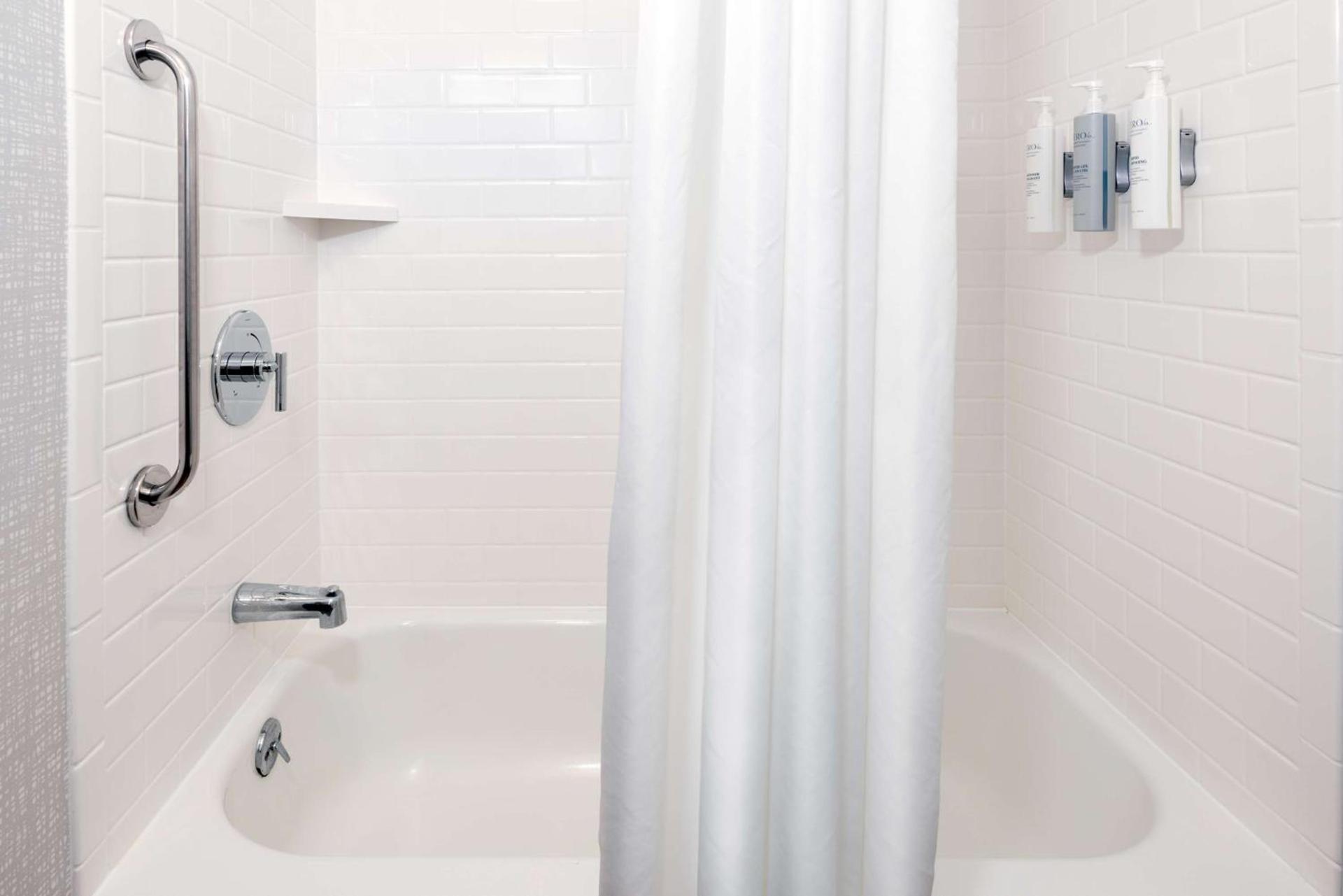 Hampton Inn Coventry-Warwick Area photo 31