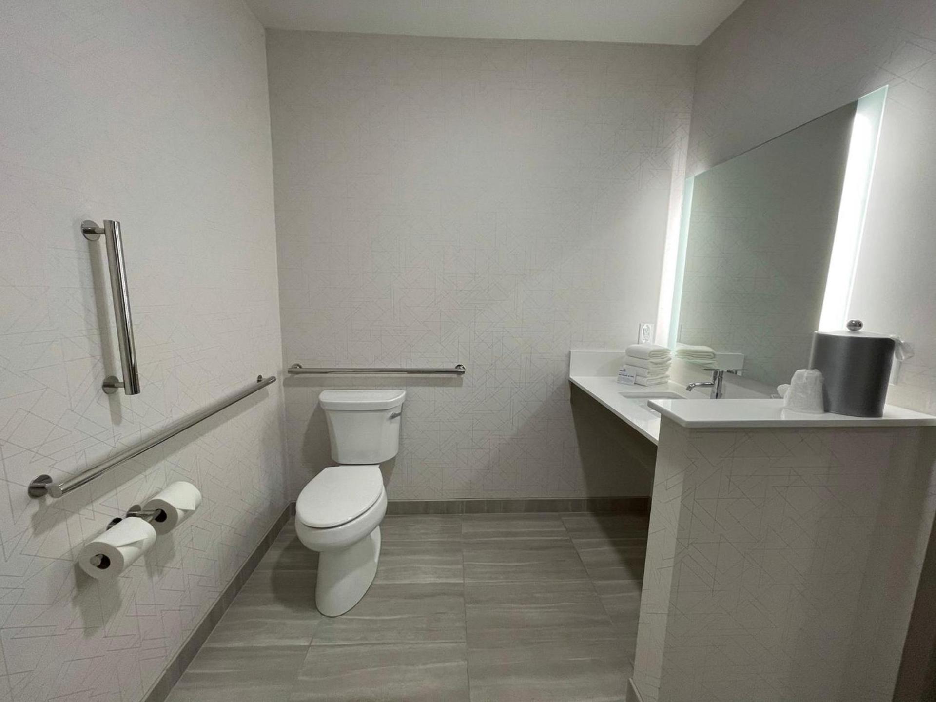 Holiday Inn Express & Suites - Ft. Smith - Airport by IHG photo 35