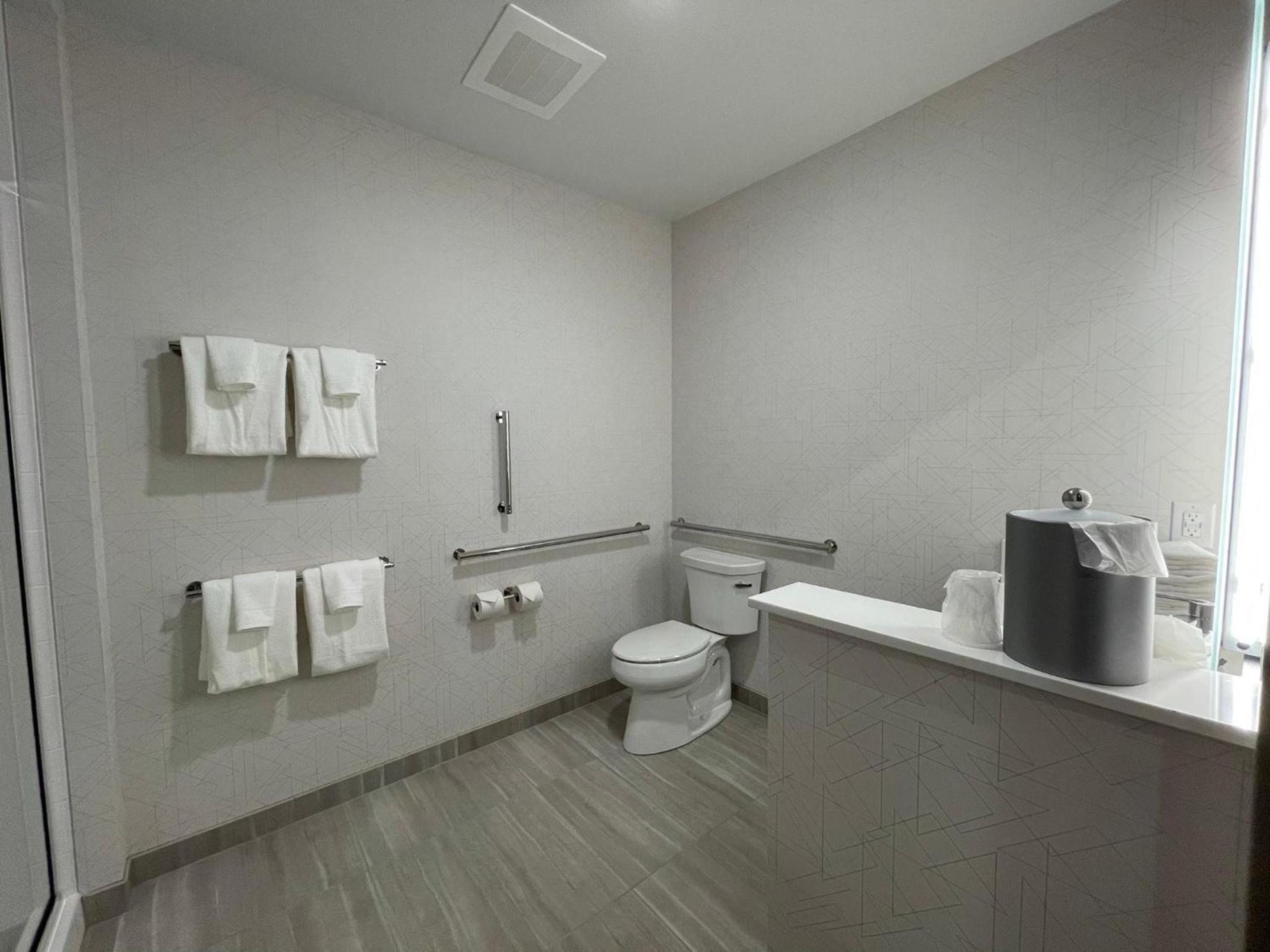 Holiday Inn Express & Suites - Ft. Smith - Airport by IHG photo 36