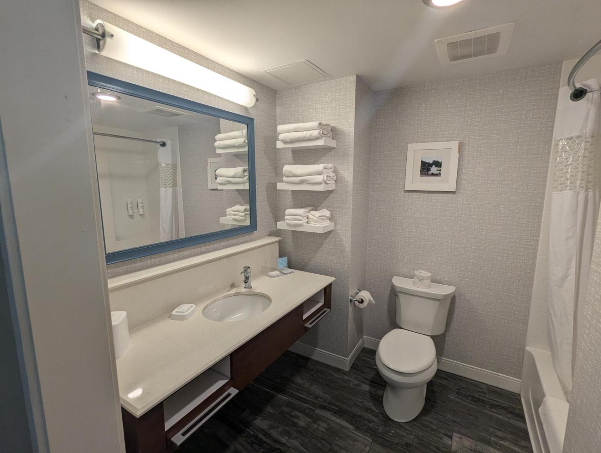 Hampton Inn & Suites Cazenovia, NY photo 41
