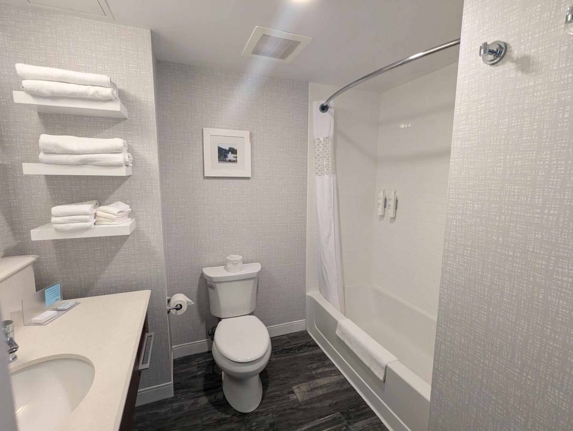 Hampton Inn & Suites Cazenovia, NY photo 40