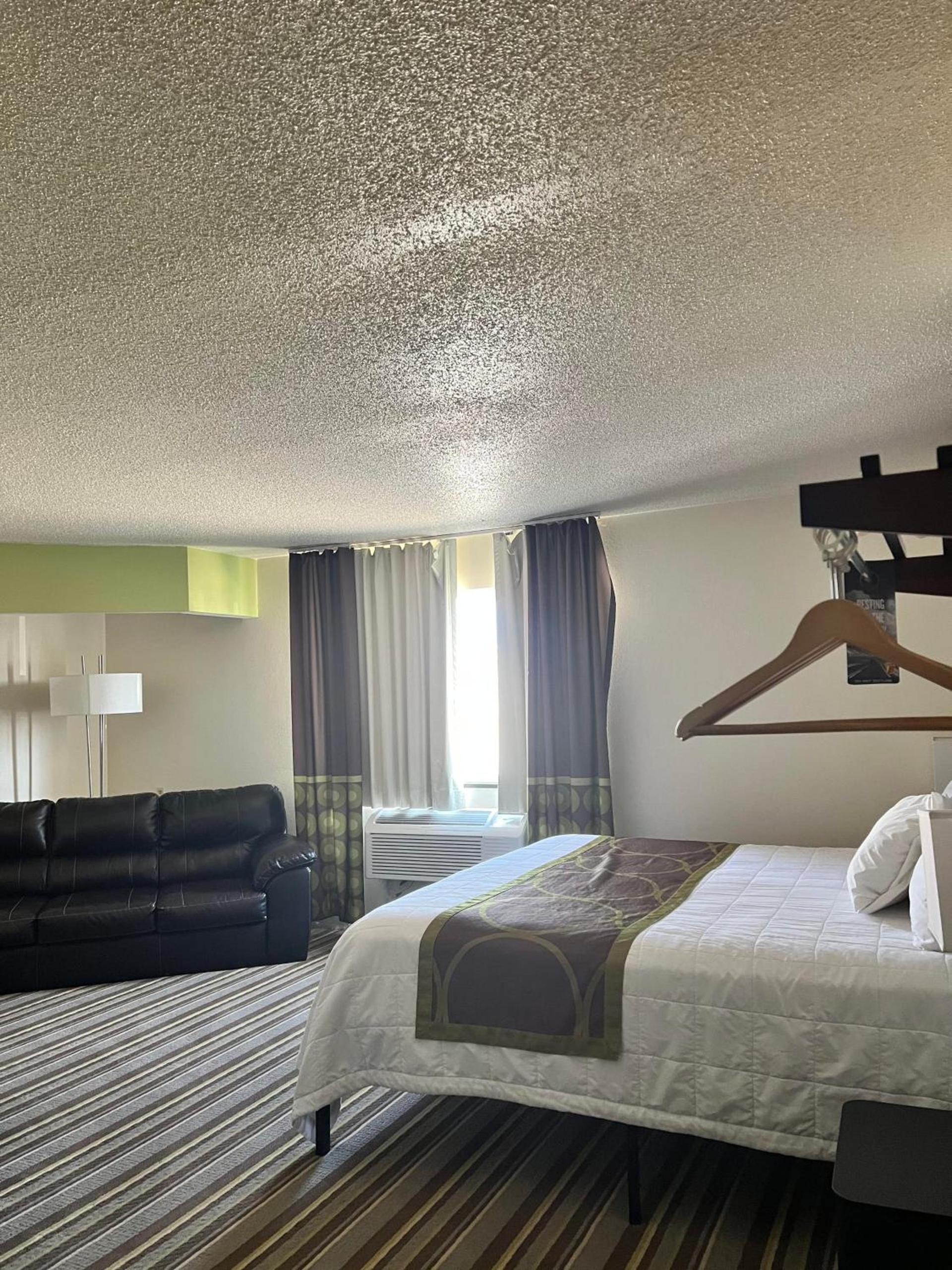 Super 8 by Wyndham Nebraska City photo 9