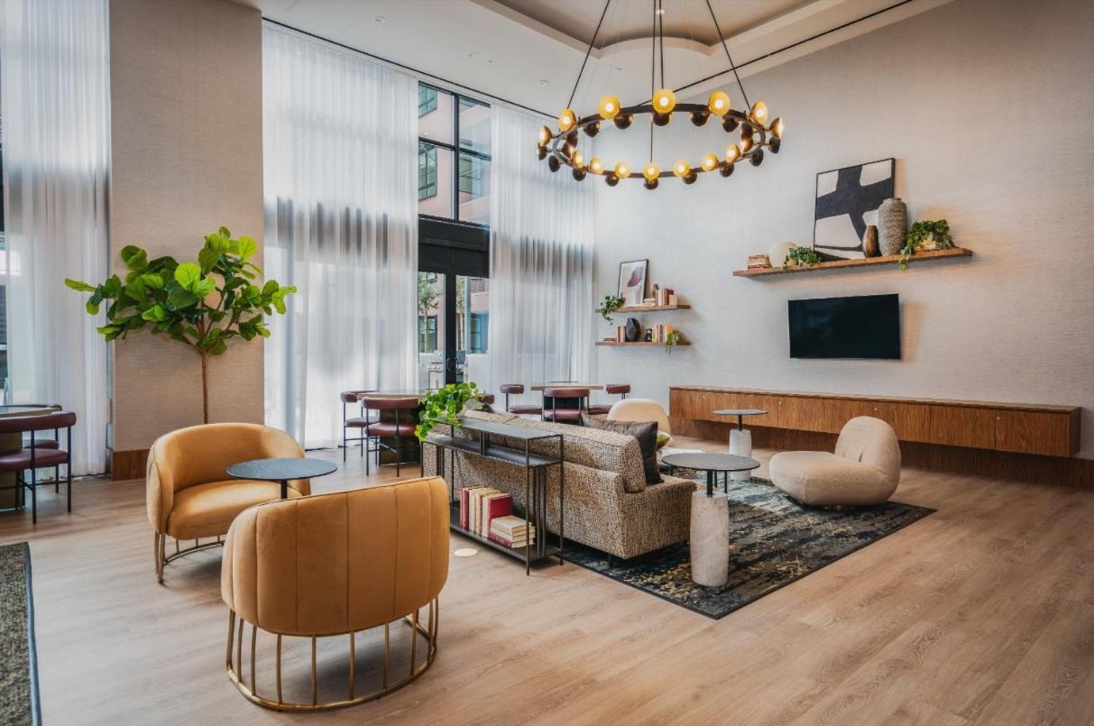 Level Hollywood photo 1