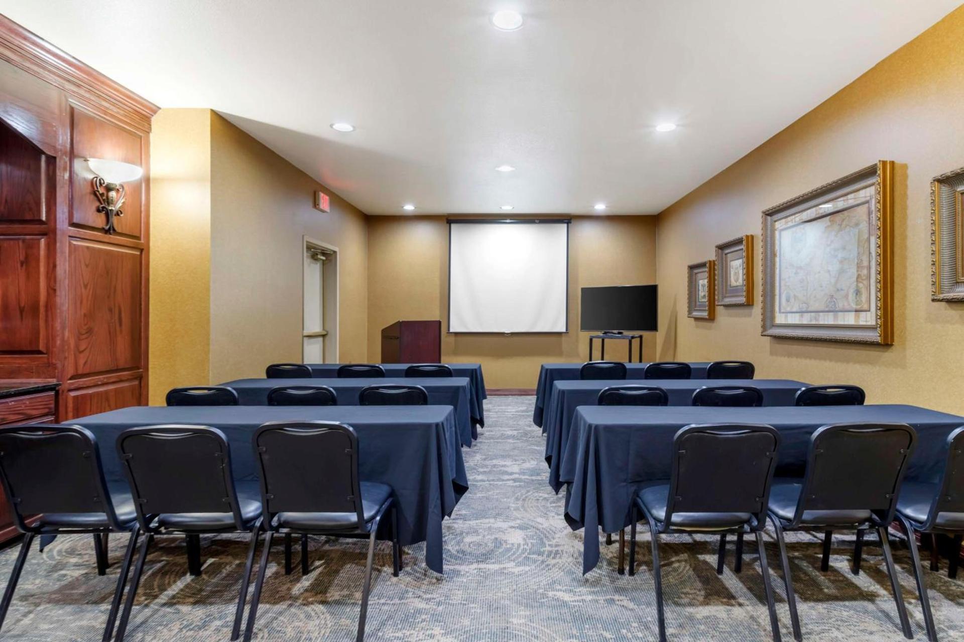 Best Western Plus Crown Colony Inn & Suites photo 14