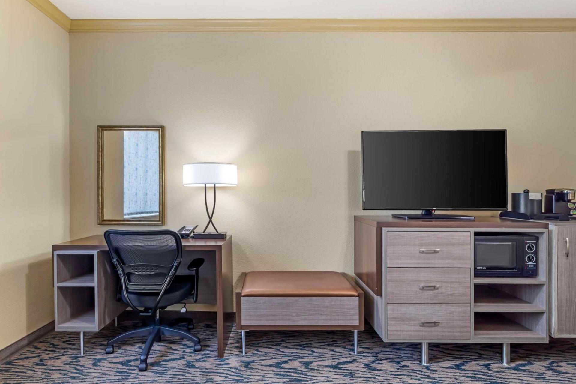 Best Western Plus Crown Colony Inn & Suites photo 21