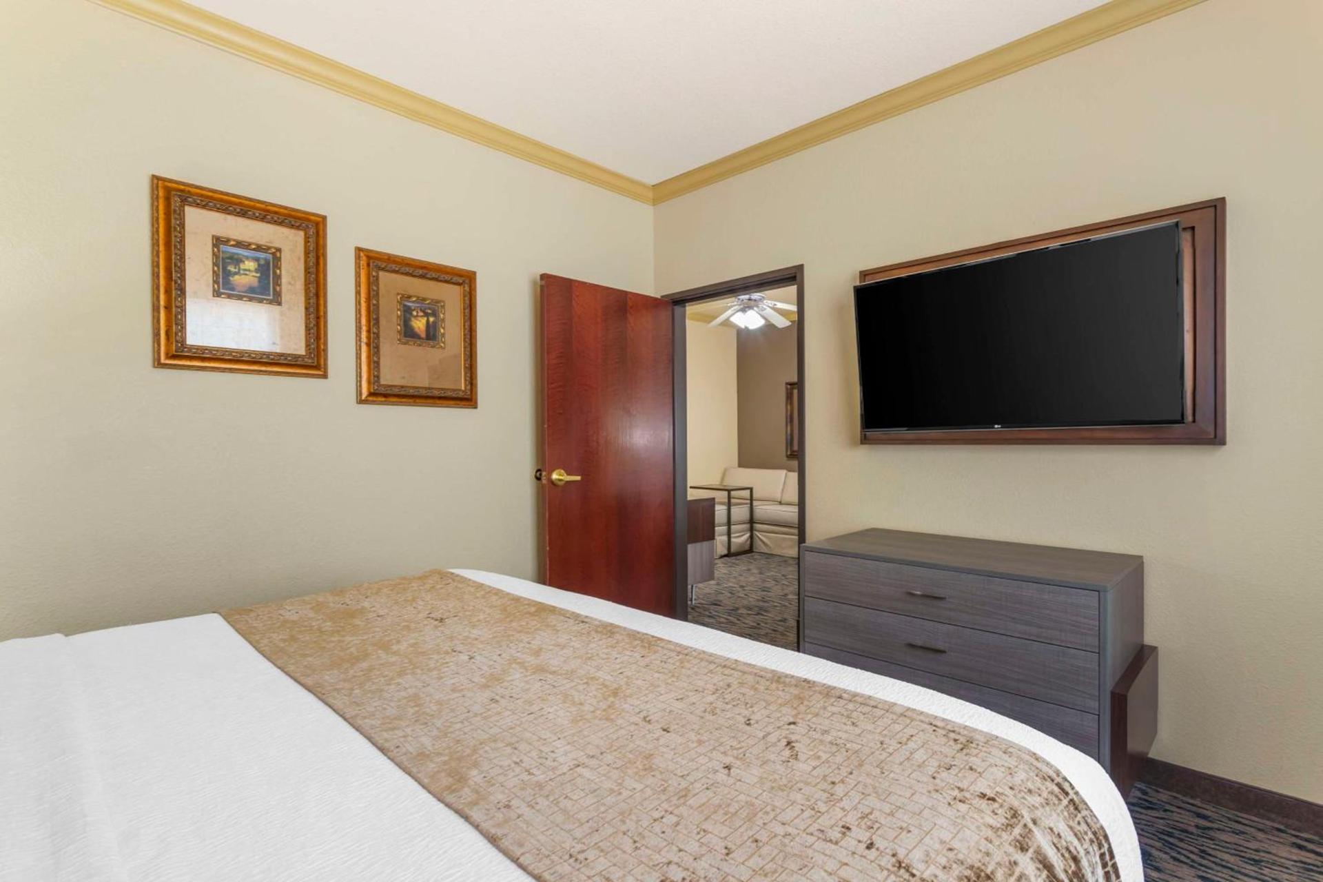 Best Western Plus Crown Colony Inn & Suites photo 4