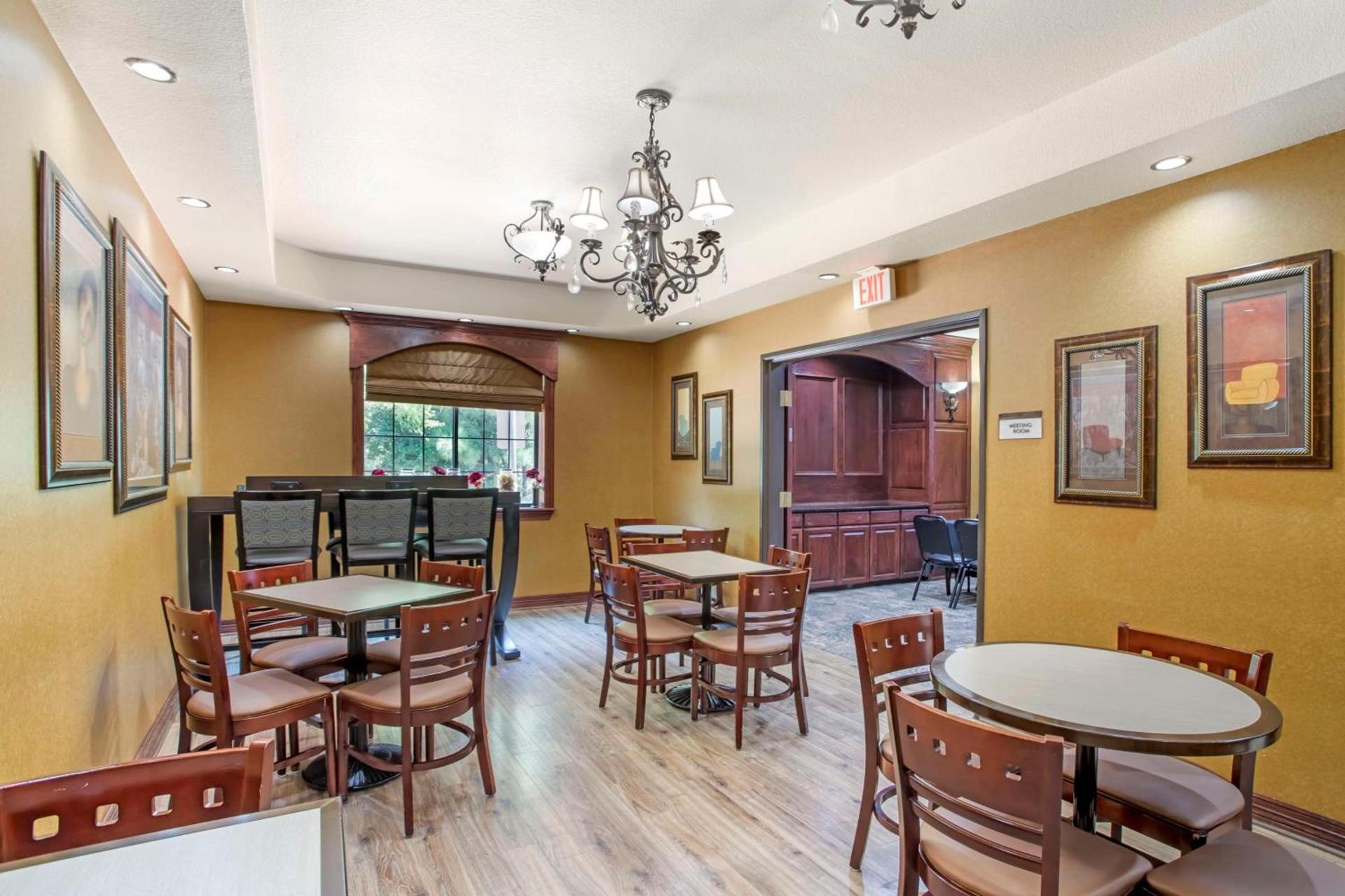 Best Western Plus Crown Colony Inn & Suites photo 35