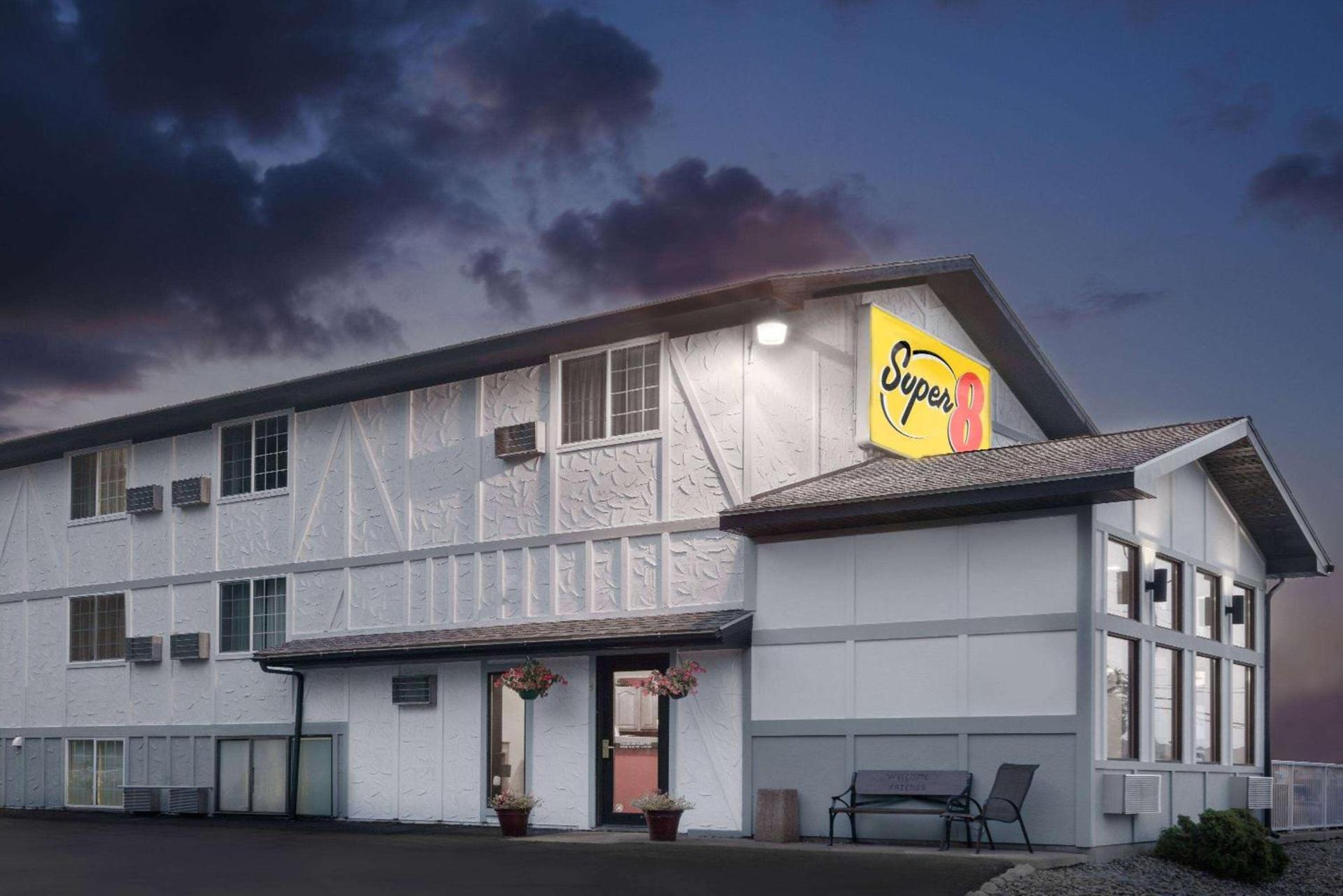 Super 8 by Wyndham Winona MN photo 2