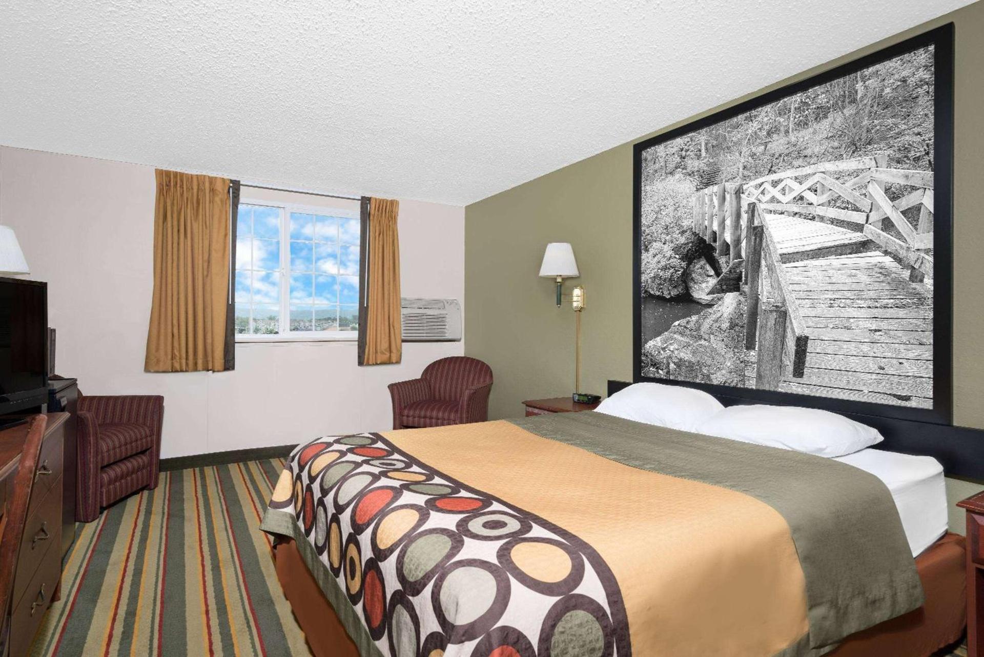 Super 8 by Wyndham Winona MN photo 9