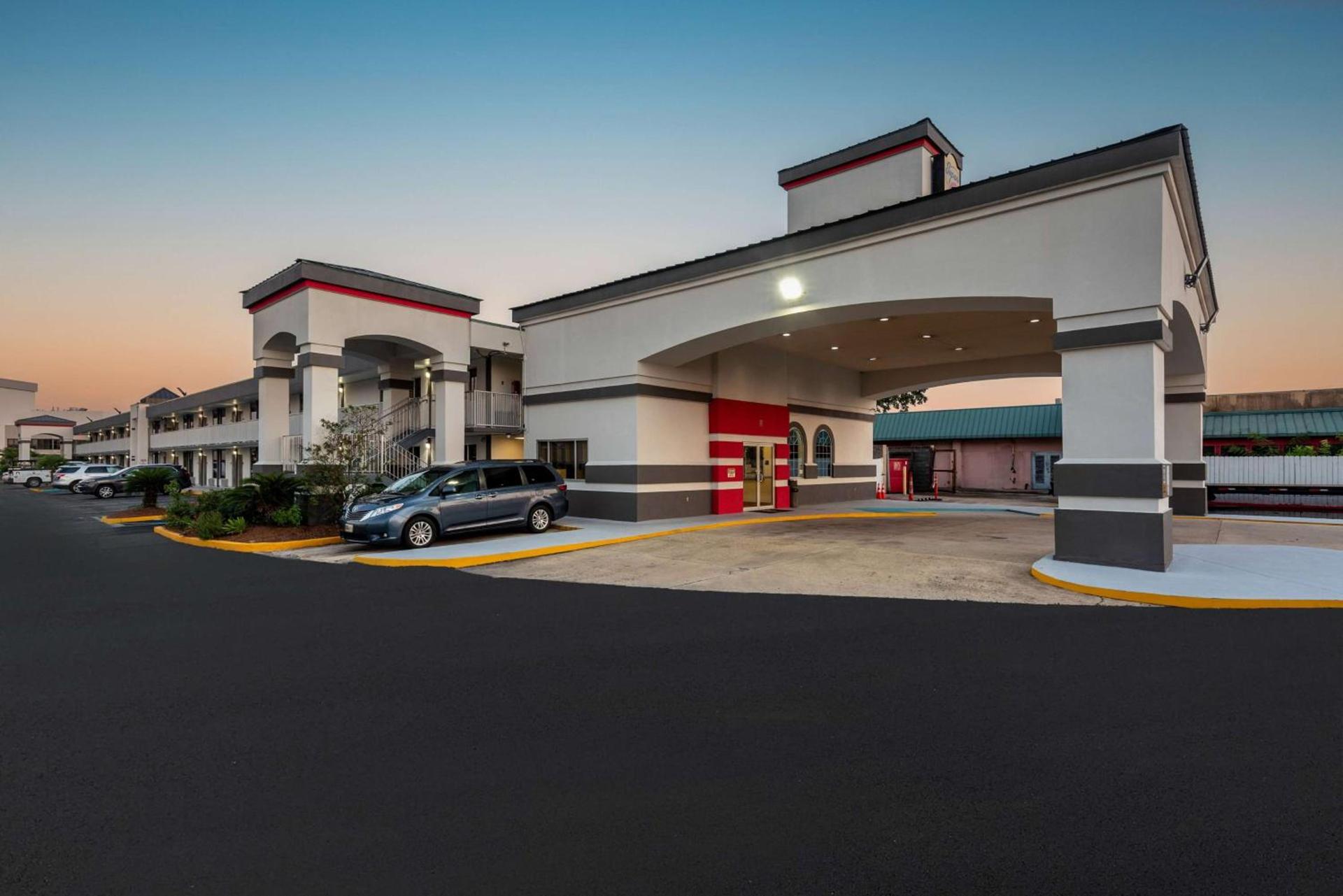 Super 8 by Wyndham Baton Rouge/I-10 photo 3