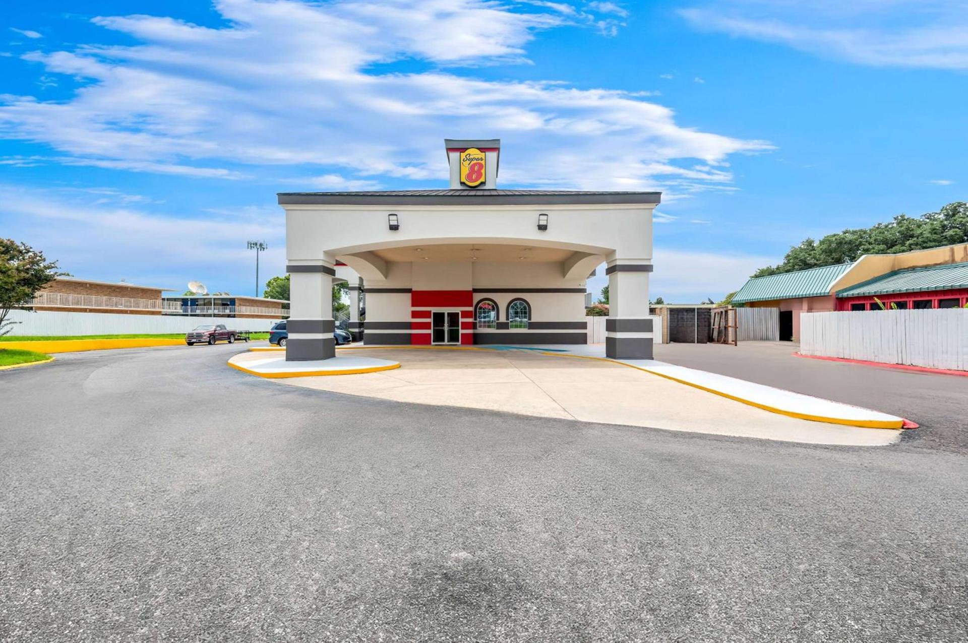 Super 8 by Wyndham Baton Rouge/I-10 photo 1