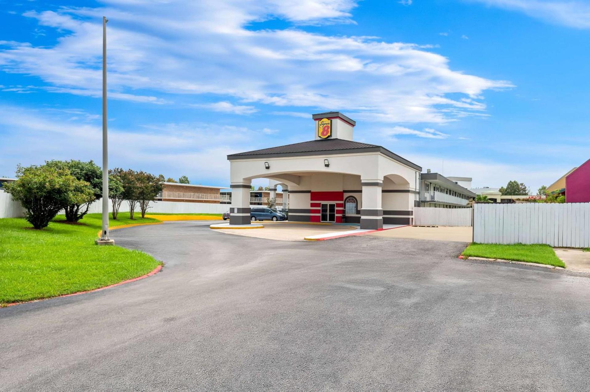 Super 8 by Wyndham Baton Rouge/I-10 photo 2