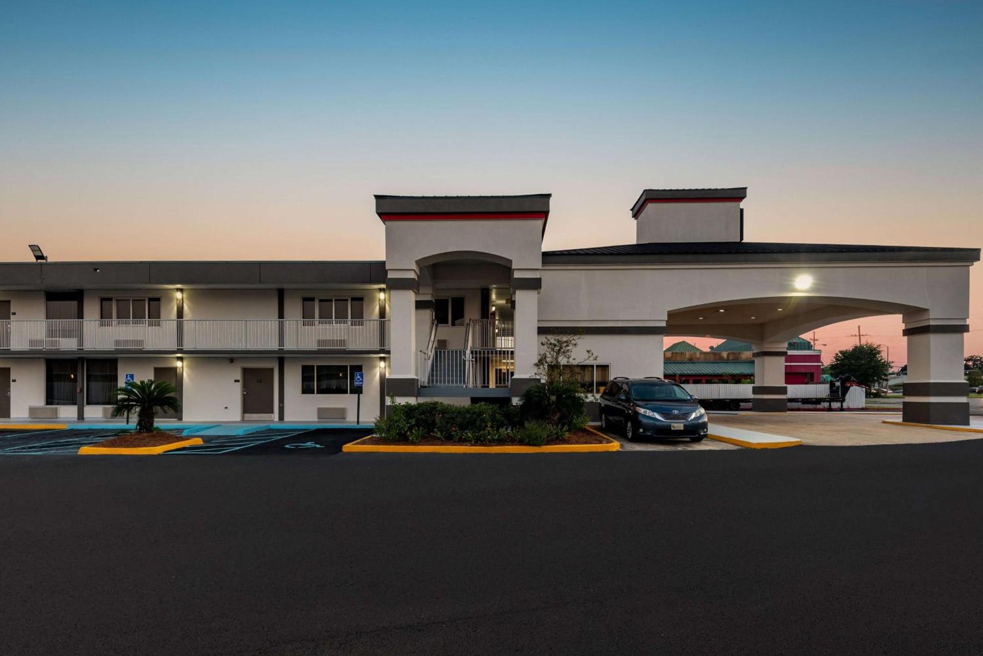 Super 8 by Wyndham Baton Rouge/I-10 photo 4