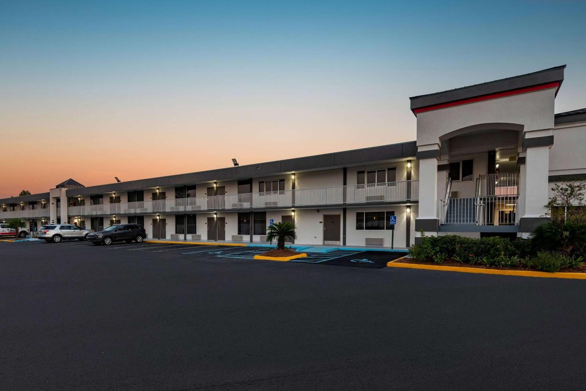 Super 8 by Wyndham Baton Rouge/I-10 photo 5