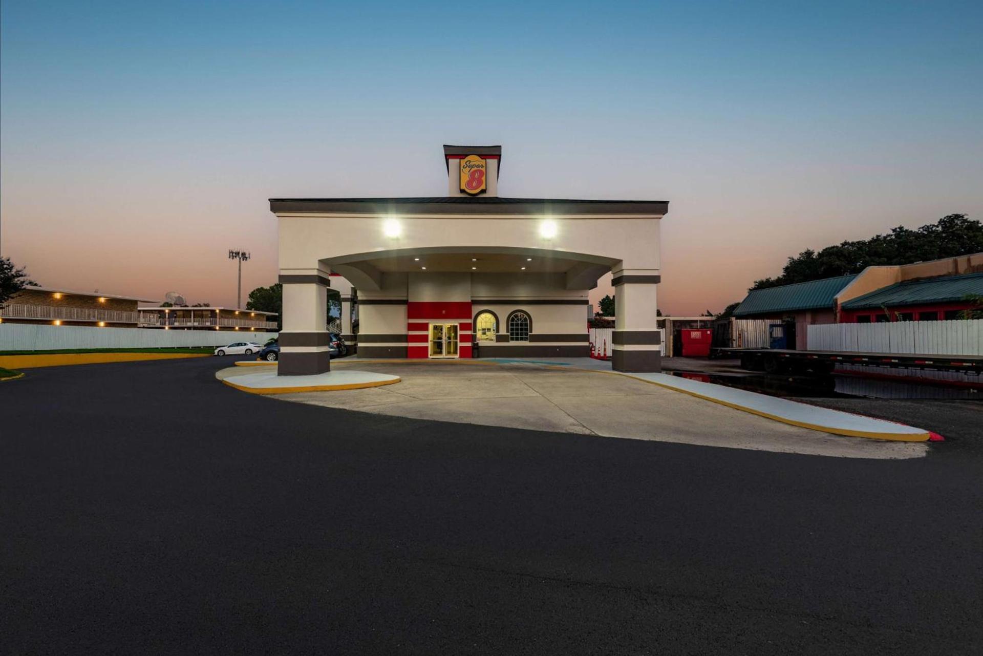 Super 8 by Wyndham Baton Rouge/I-10 photo 6