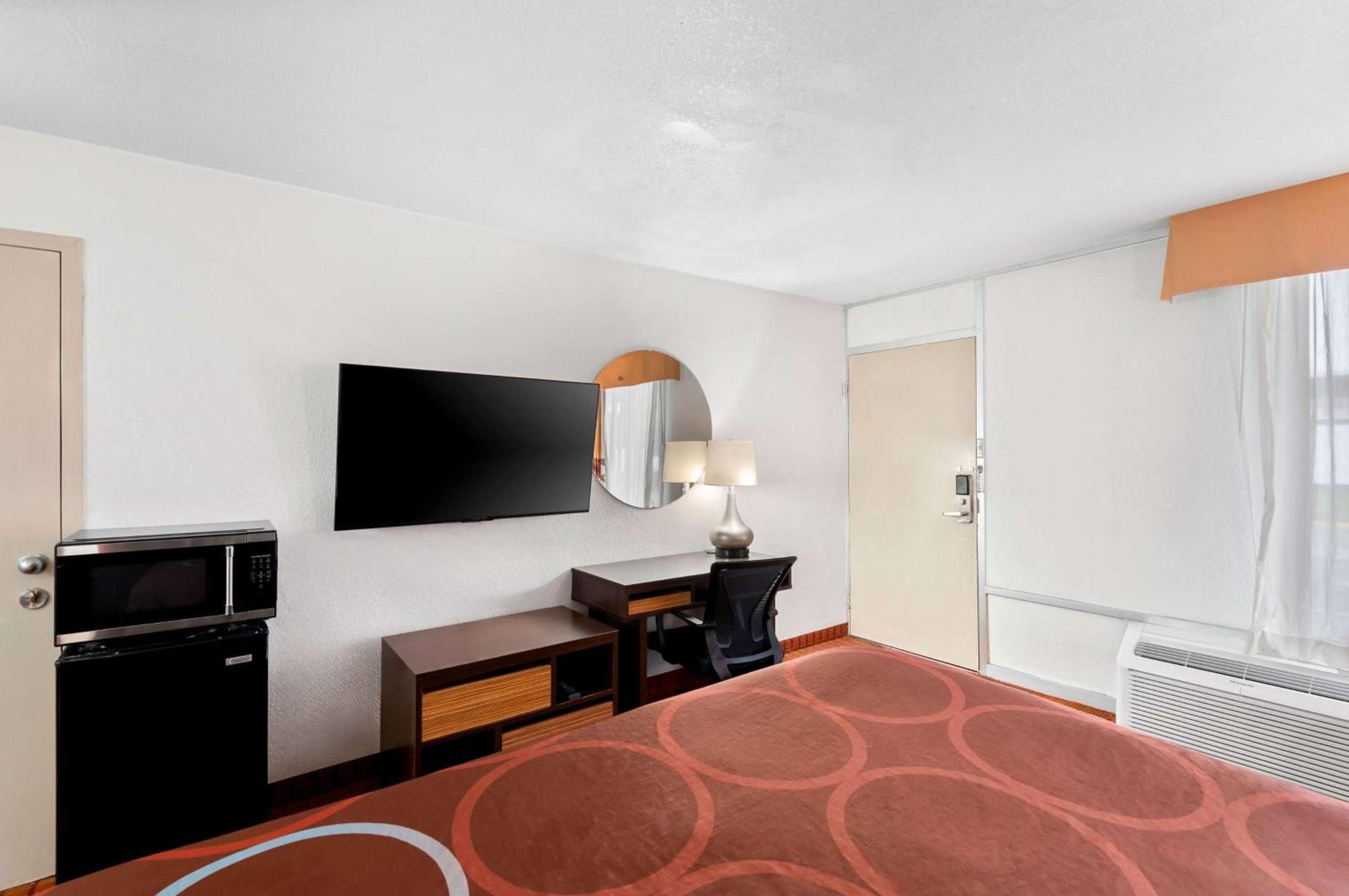 Super 8 by Wyndham Baton Rouge/I-10 photo 13