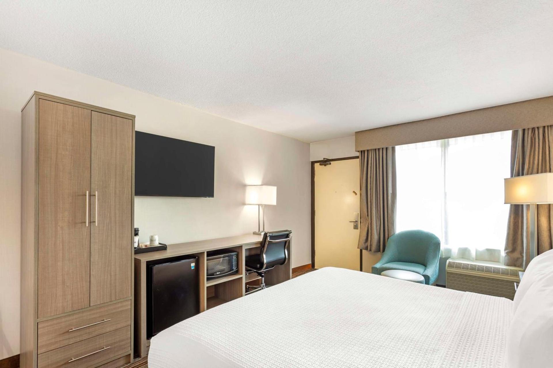 Best Western Mill River Manor photo 24