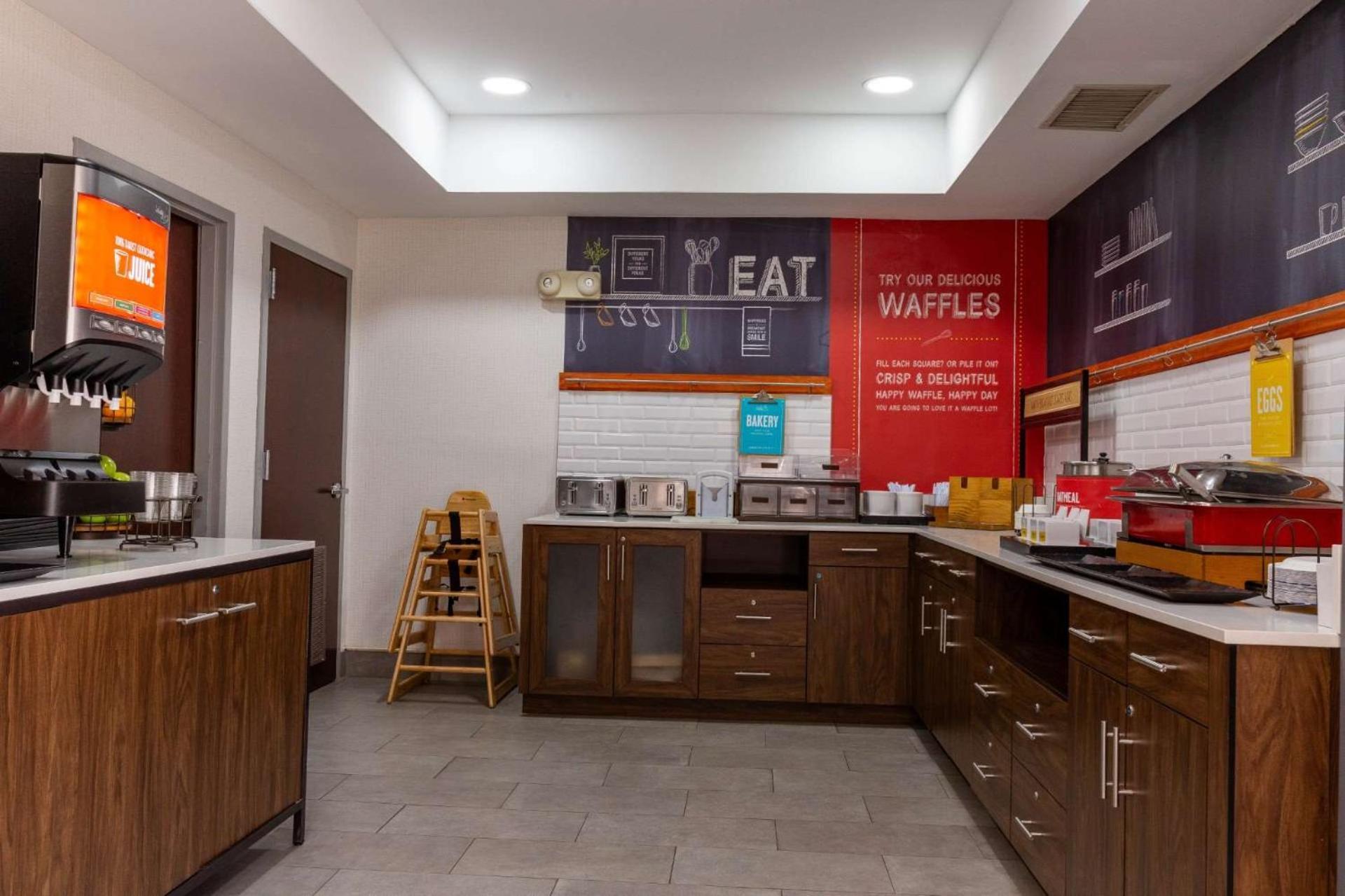 Hampton Inn East Windsor photo 21