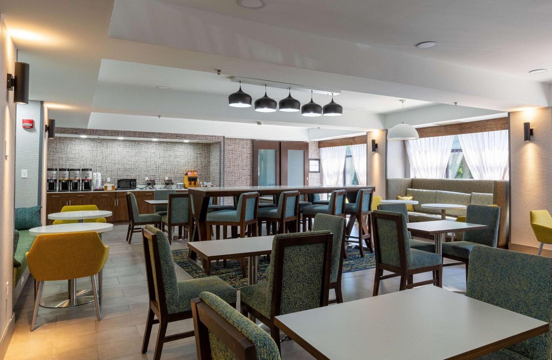 Hampton Inn East Windsor photo 22