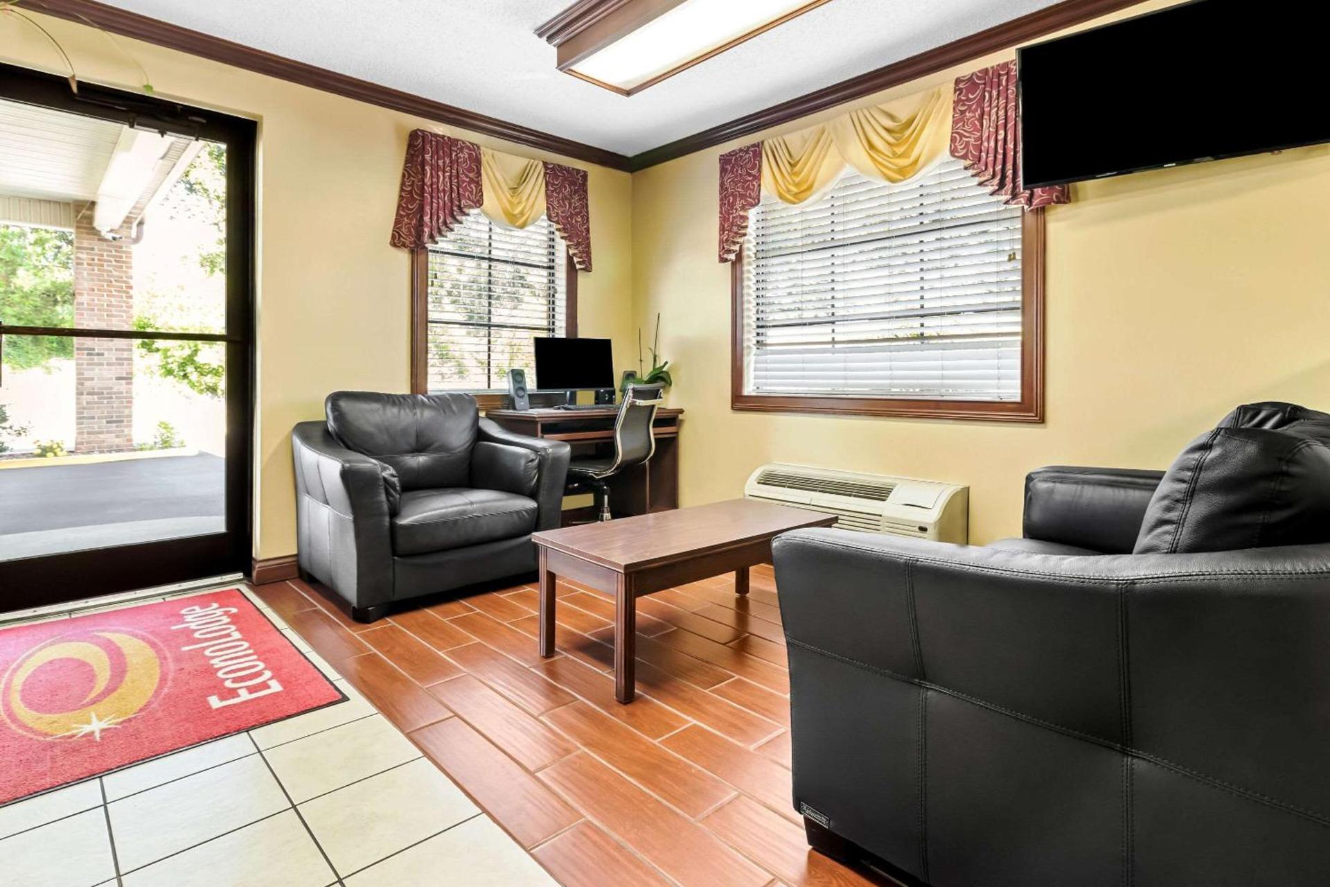 Econo Lodge Russellville photo 4