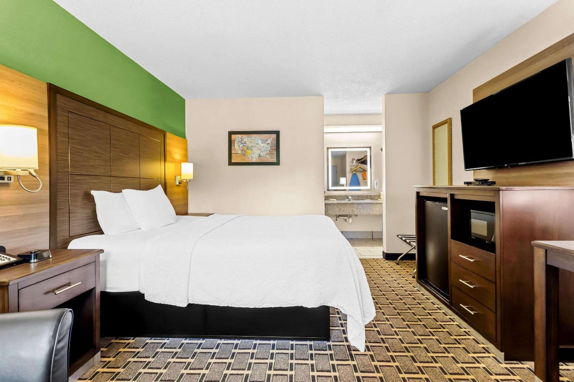 Econo Lodge Russellville photo 15