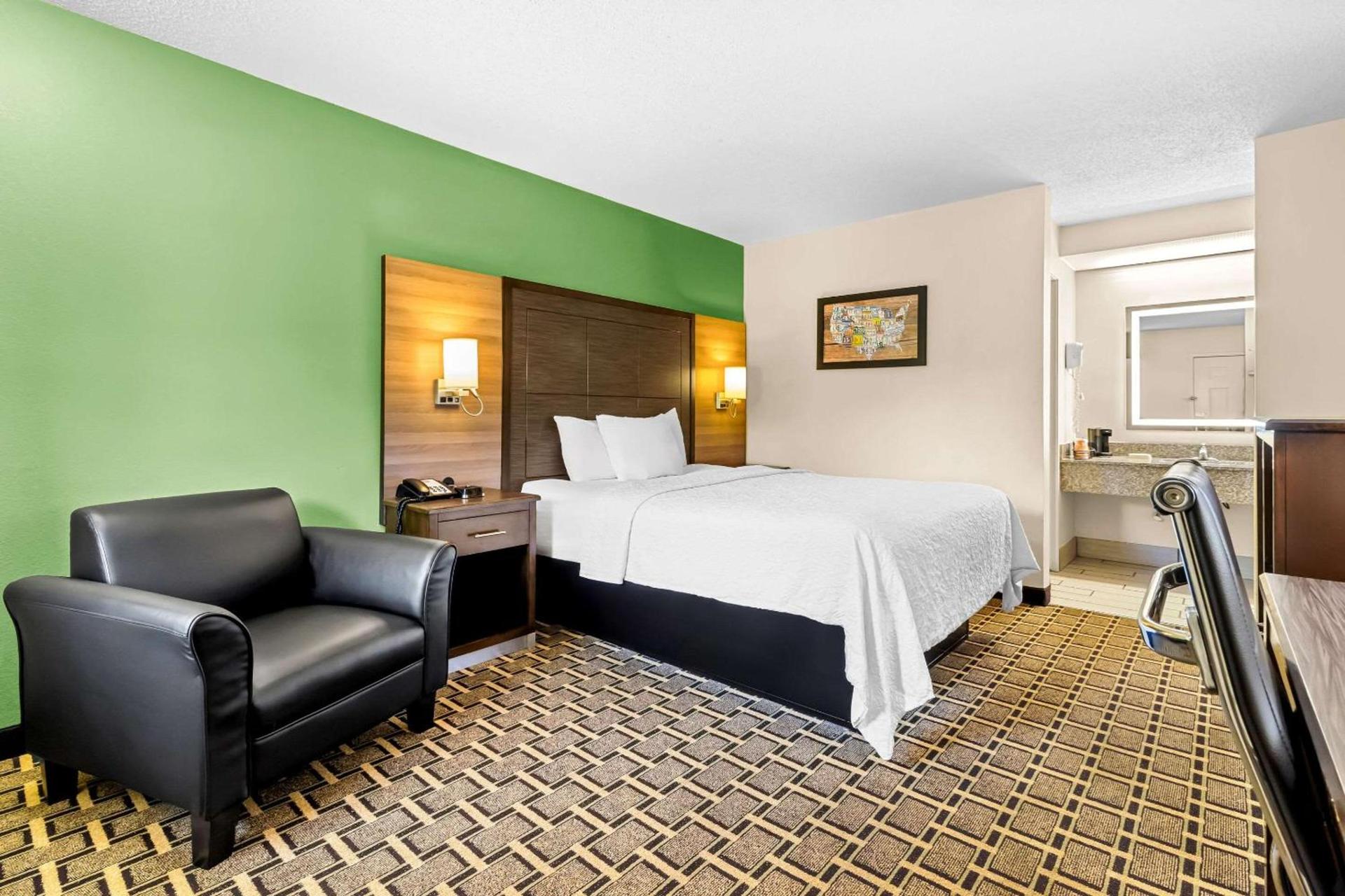 Econo Lodge Russellville photo 14