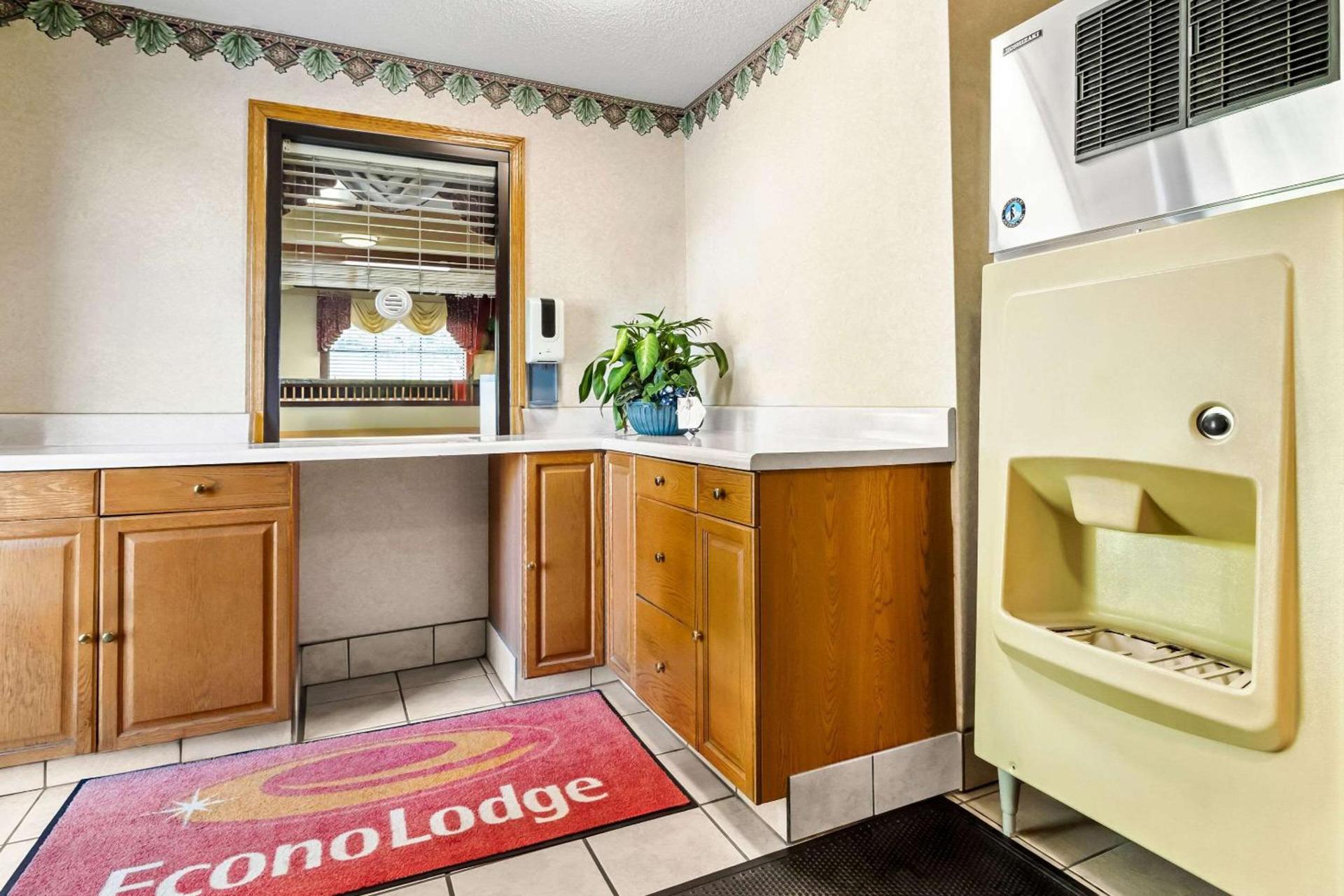 Econo Lodge Russellville photo 26