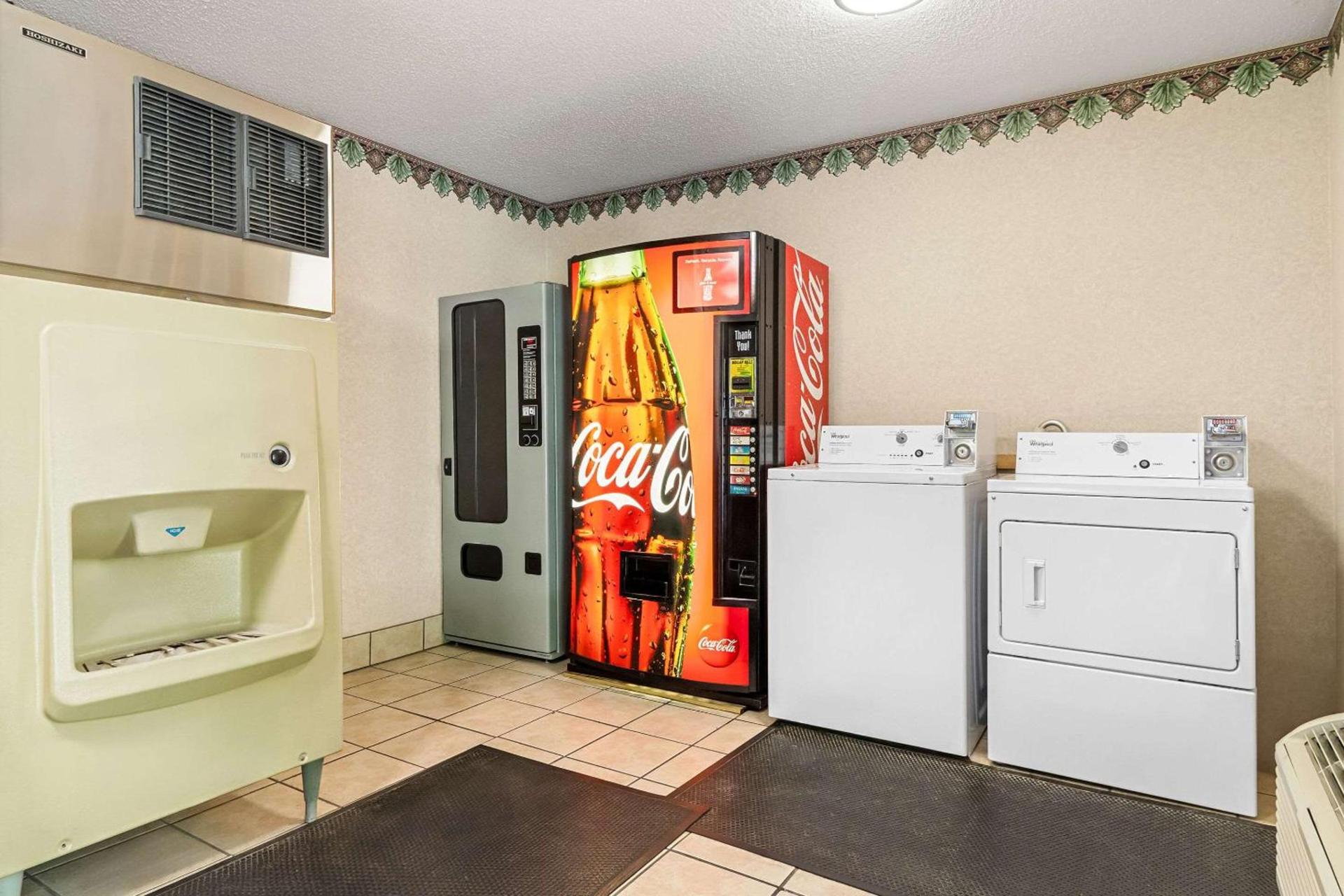 Econo Lodge Russellville photo 25
