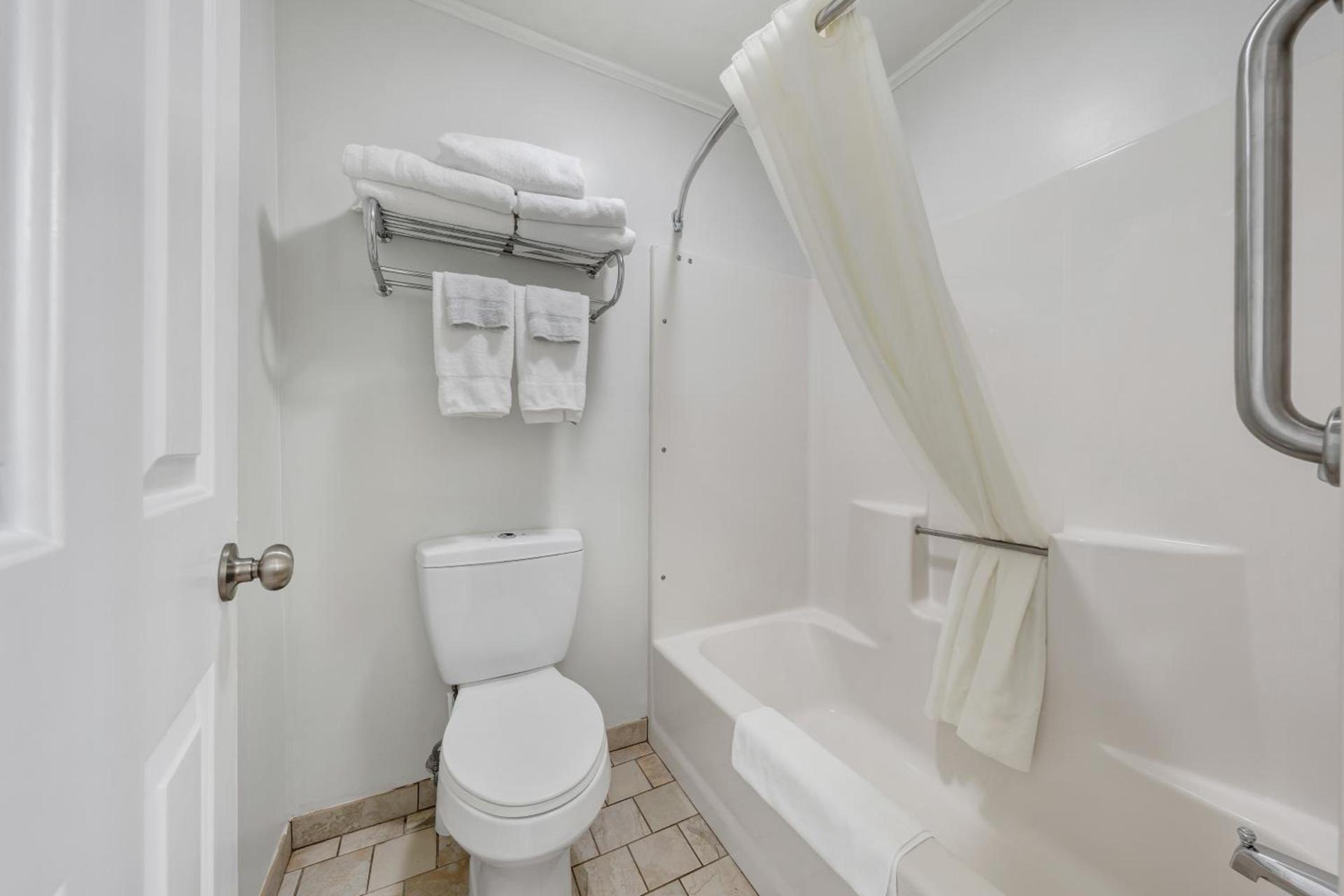 Halesford Harbour Resort - Smith Mountain Lake photo 18