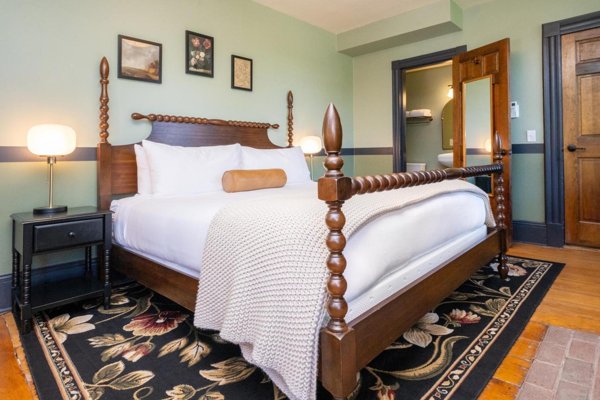 Hideaway Inn Lenox photo 68